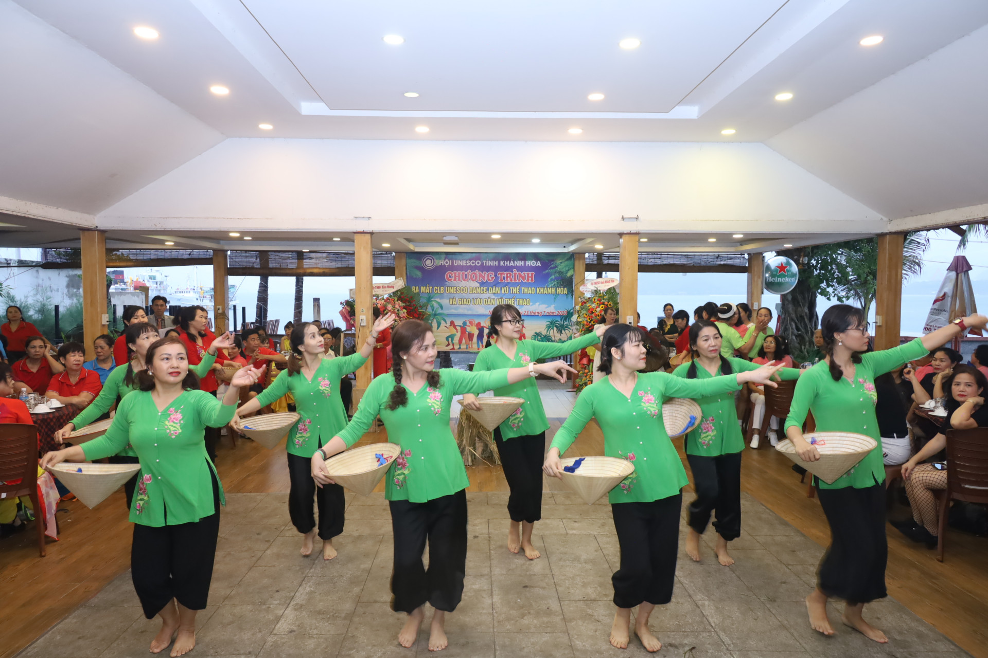 Tiết mục múa dân gian do các thành viên Câu lạc bộ UNESCO dance, dân vũ thể thao Khánh Hòa biểu diễn.