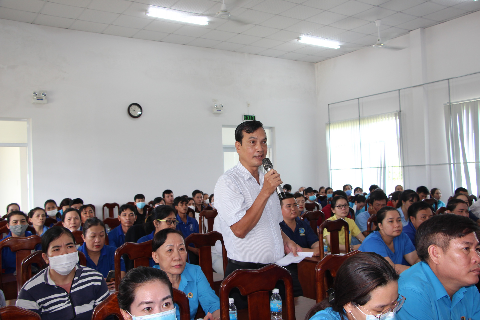 Ông Đoàn Ngọc Cứ - Chủ tịch Công đoàn cơ sở Công ty TNHH Tín Thịnh phản ánh những vấn đề liên quan đến quyền lợi của đoàn viên, người lao động.