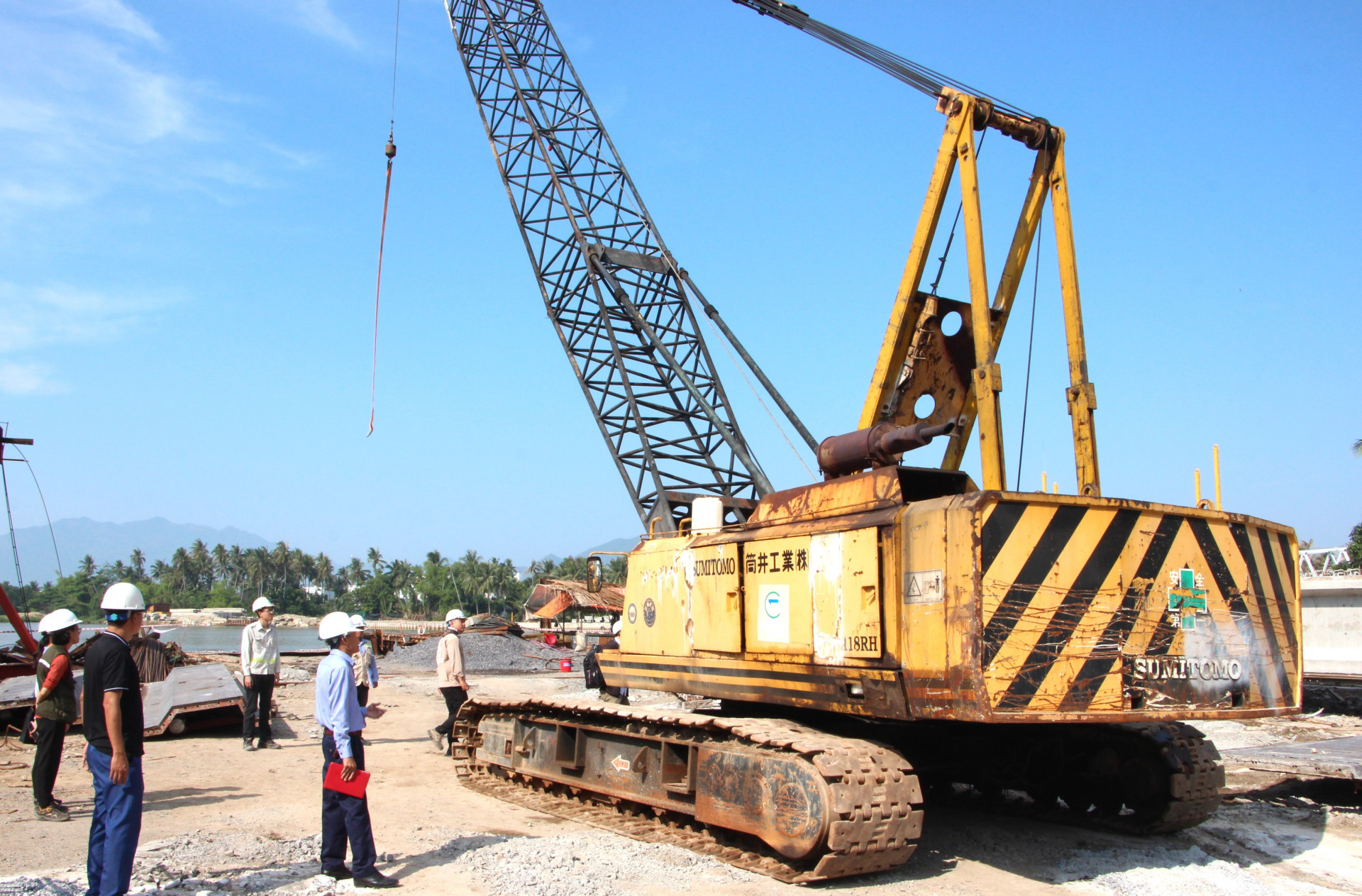 Kiểm tra việc sử dụng thiết bị, máy móc có yêu cầu nghiêm ngặt tại Dự án Đập ngăn mặn trên sông Cái Nha Trang.