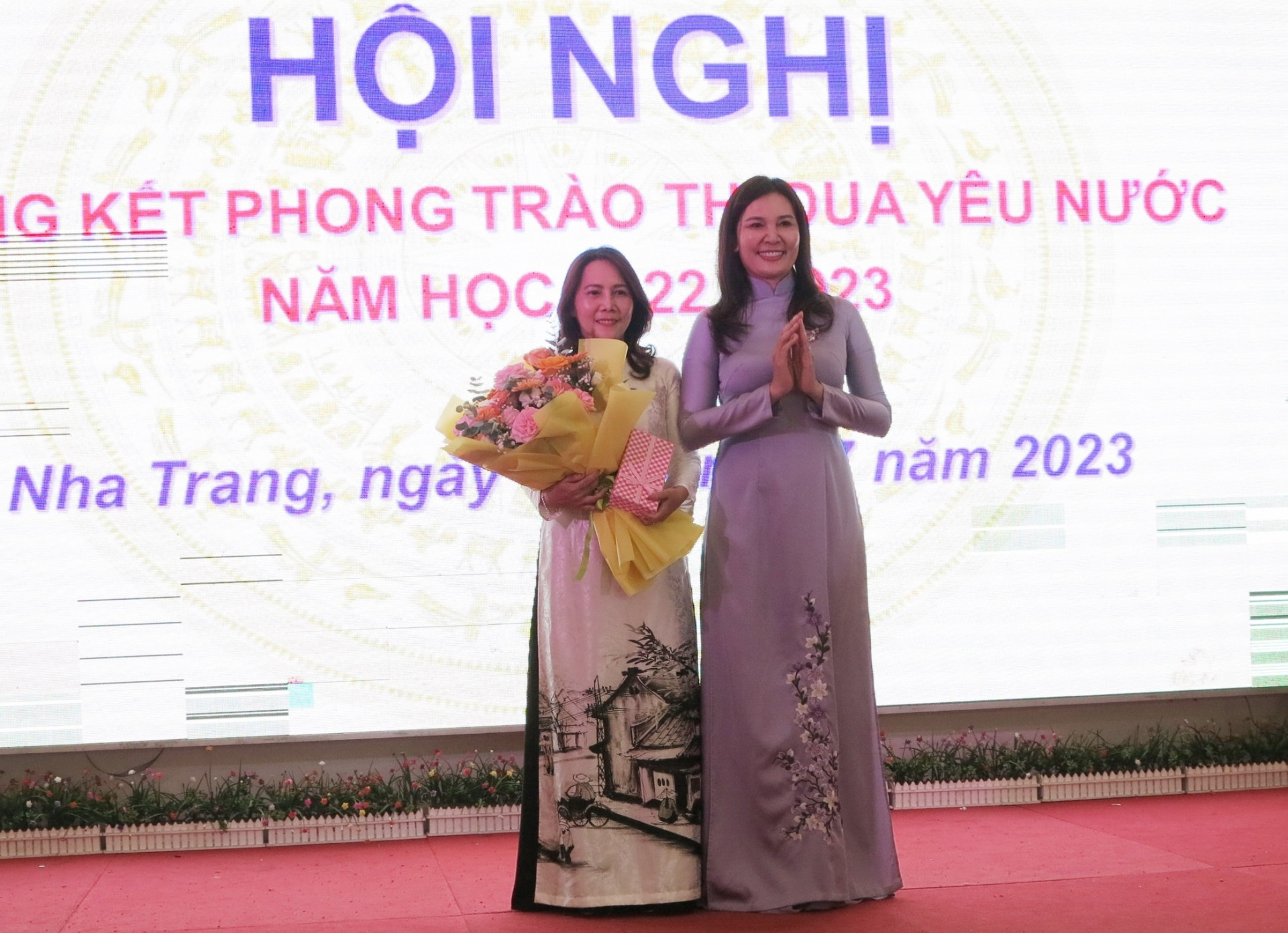 Bà Phạm Thị Châu Anh (bên phải) tặng hoa cho Trường Mầm non 3-2 - đơn vị trưởng khối thi đua năm học 2023-2024. 