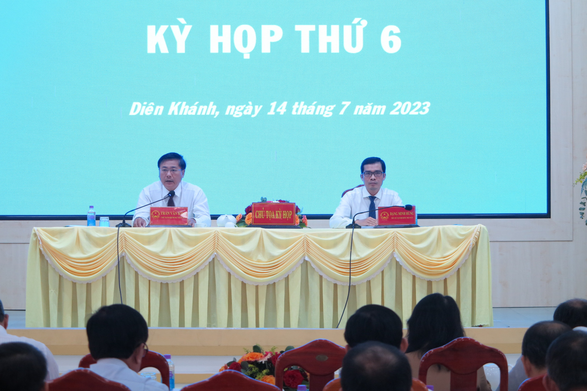 Chủ tọa kỳ họp. 