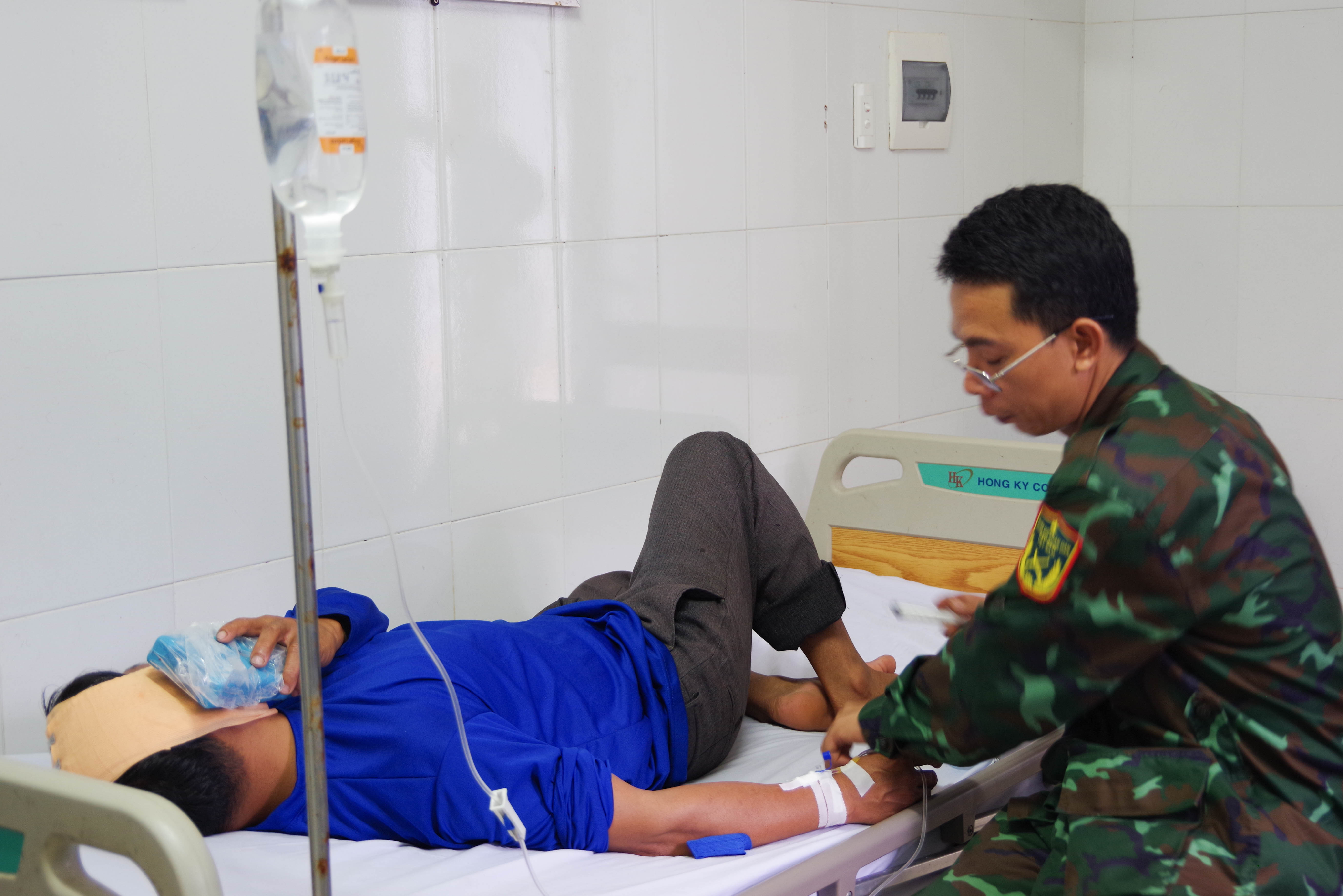 Trung tâm y tế thị trấn Trường Sa cấp cứu ngư dân gặp nạn trên biển