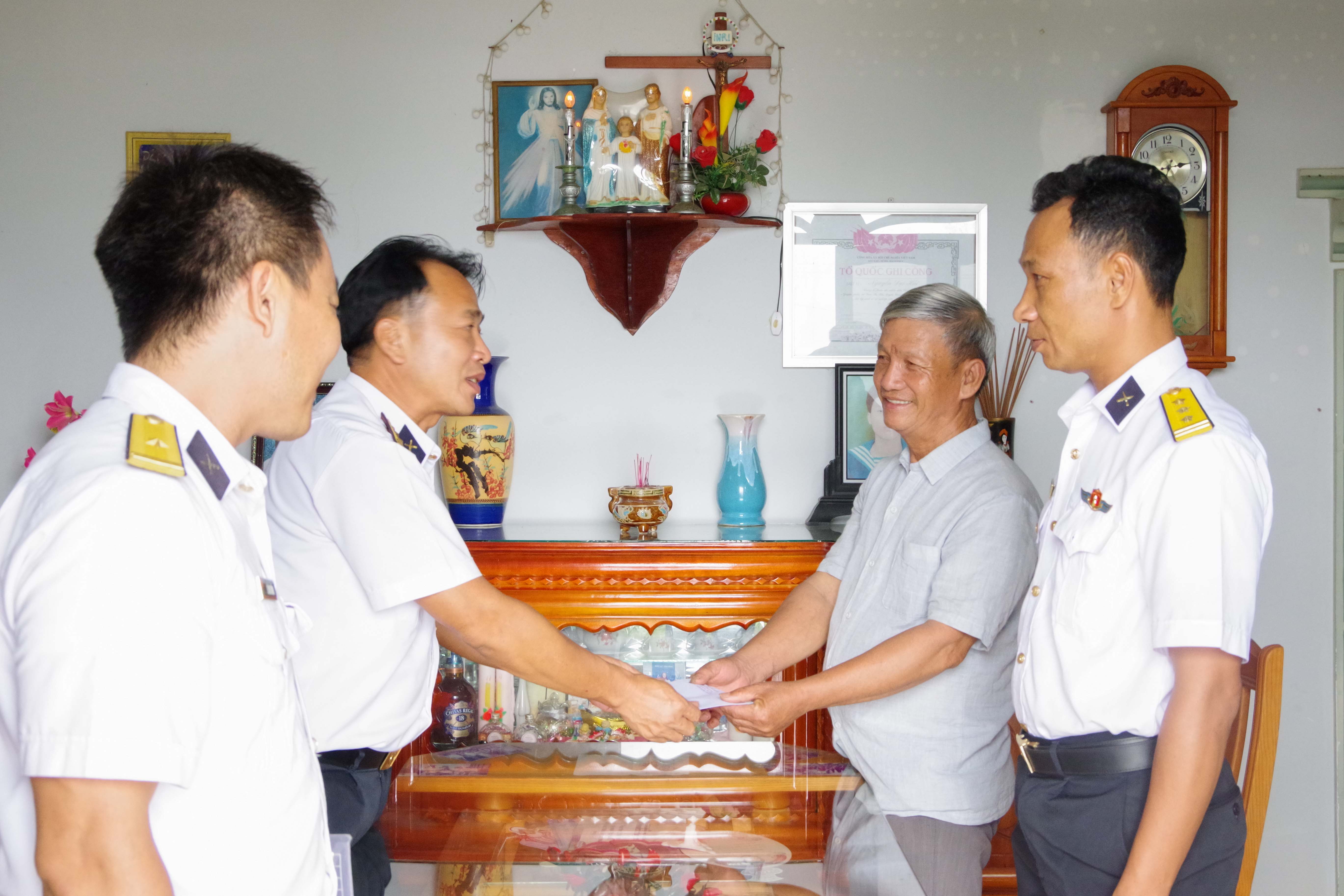 Lữ đoàn 146 thăm, tặng quà các gia đình chính sách