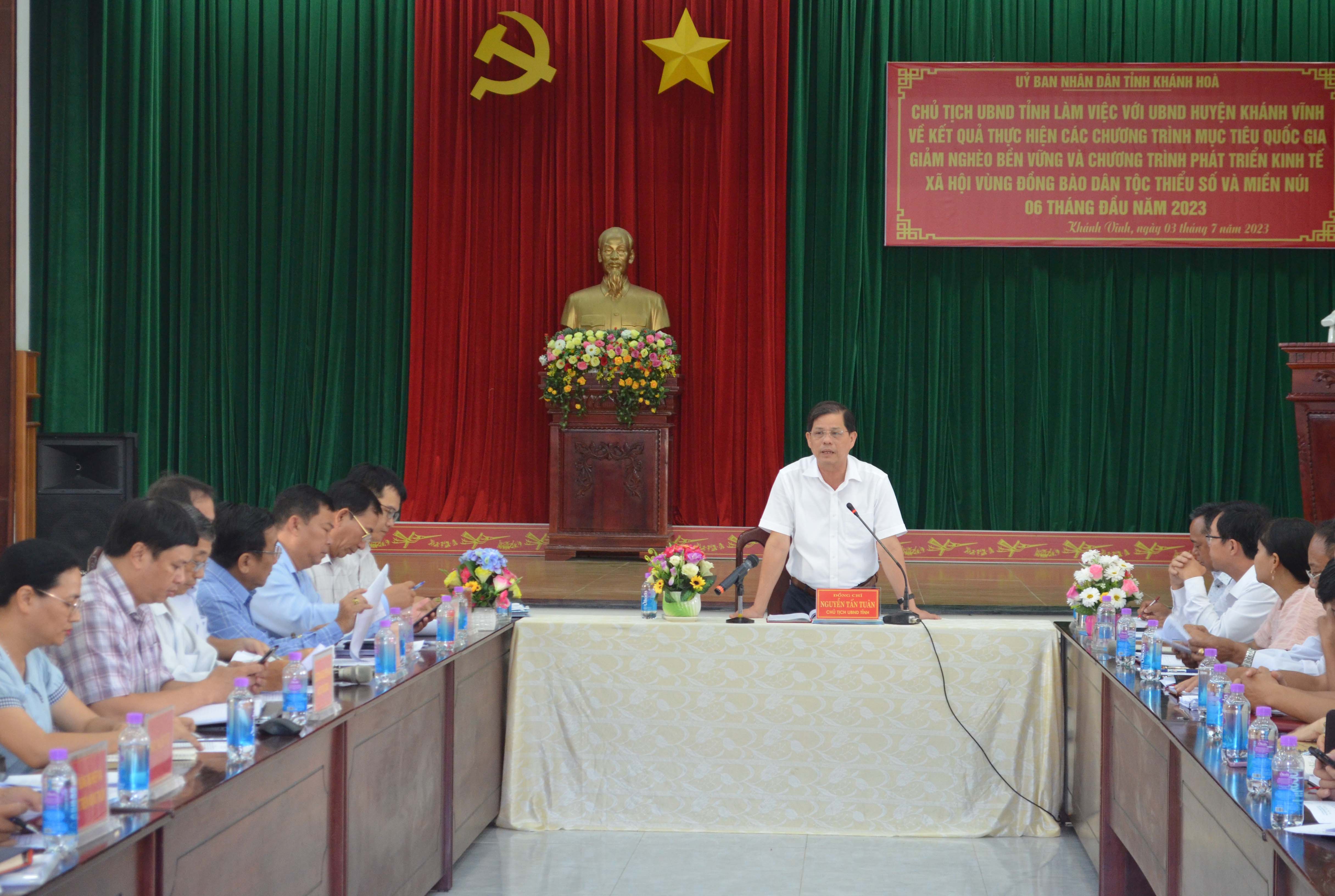 Ông Nguyễn Tấn Tuân làm việc với UBND huyện Khánh Vĩnh về kết quả thực hiện 2 chương trình mục tiêu quốc gia 6 tháng đầu năm