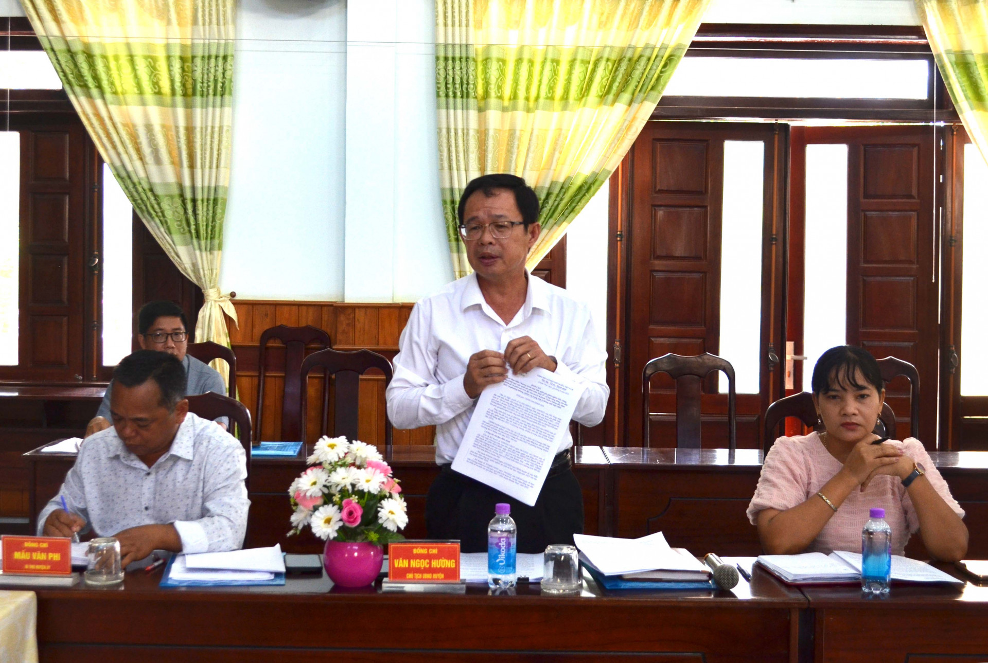 Ông Văn Ngọc Hường - Chủ tịch UBND huyện Khánh Vĩnh báo cáo kết quả thực hiện 2 chương trình mục tiêu quốc gia.