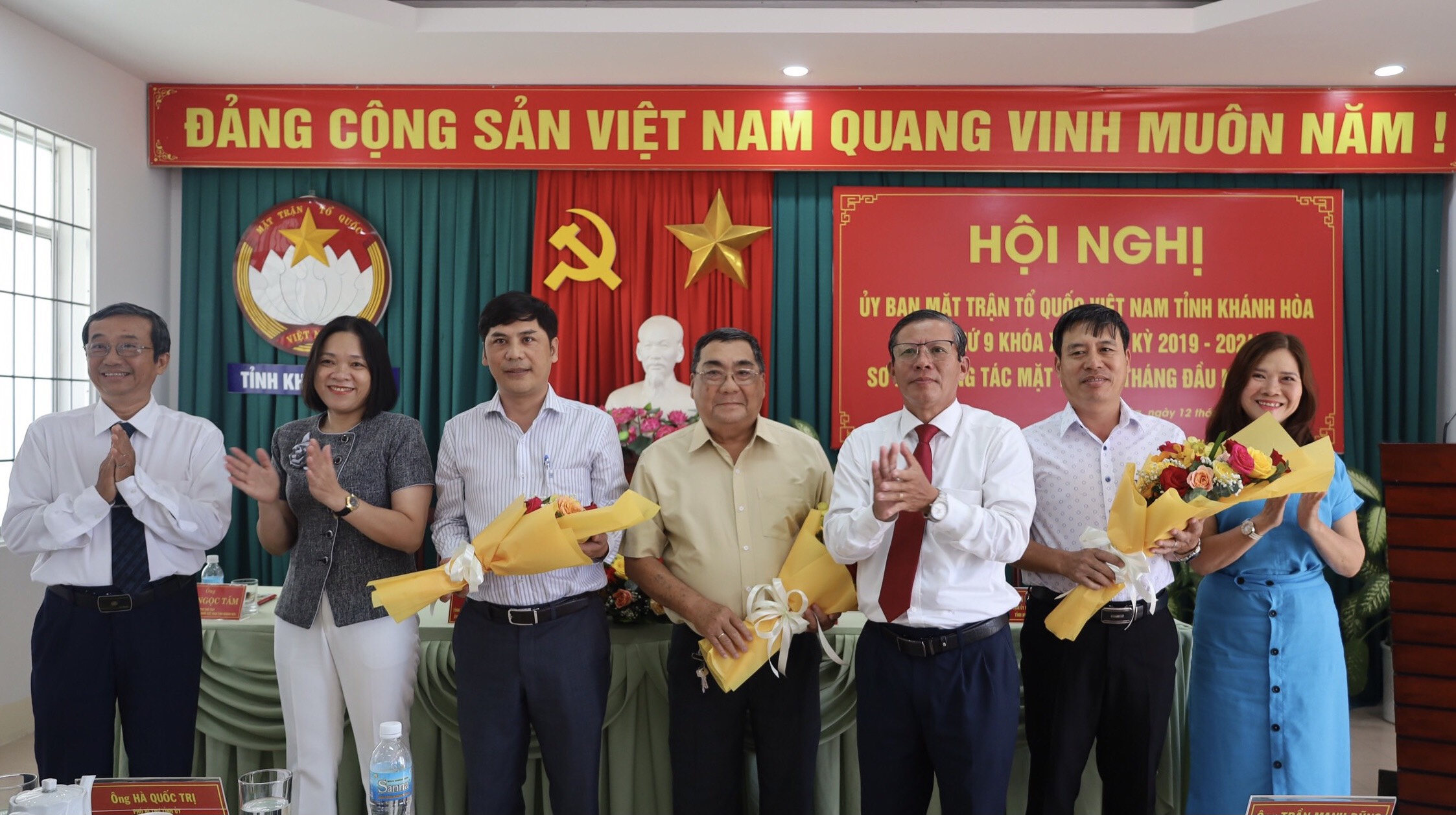 Lãnh đạo UBMTTQ Việt Nam tỉnh tặng hoa chúc mừng các uỷ viên