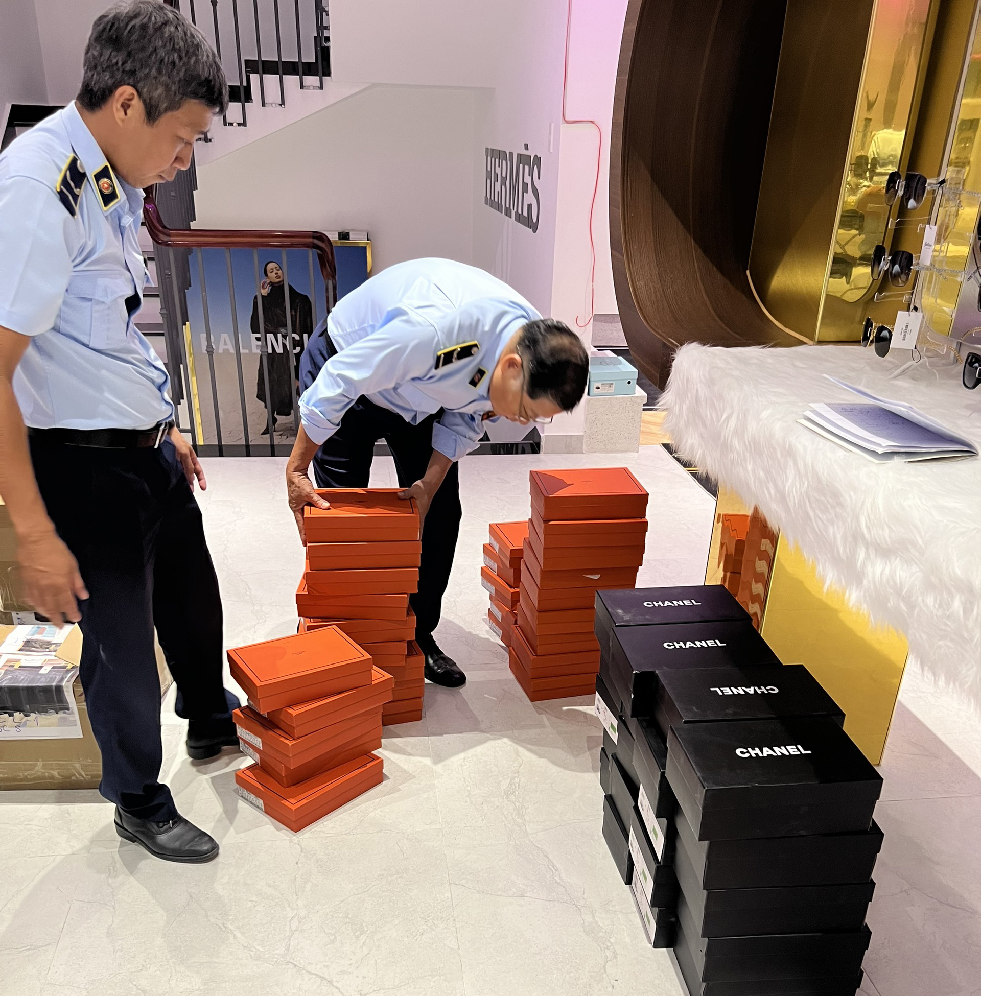 Đội Quản lý thị trường số 1: Tạm giữ 100 đôi dép có dấu hiệu giả mạo nhãn hiệu Chanel và Hermès