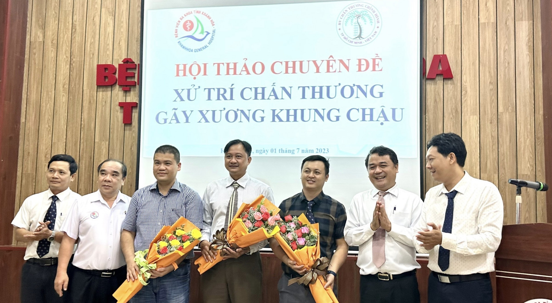 Lãnh đạo Bệnh viện Đa khoa tỉnh tặng hoa cho các báo cáo viên