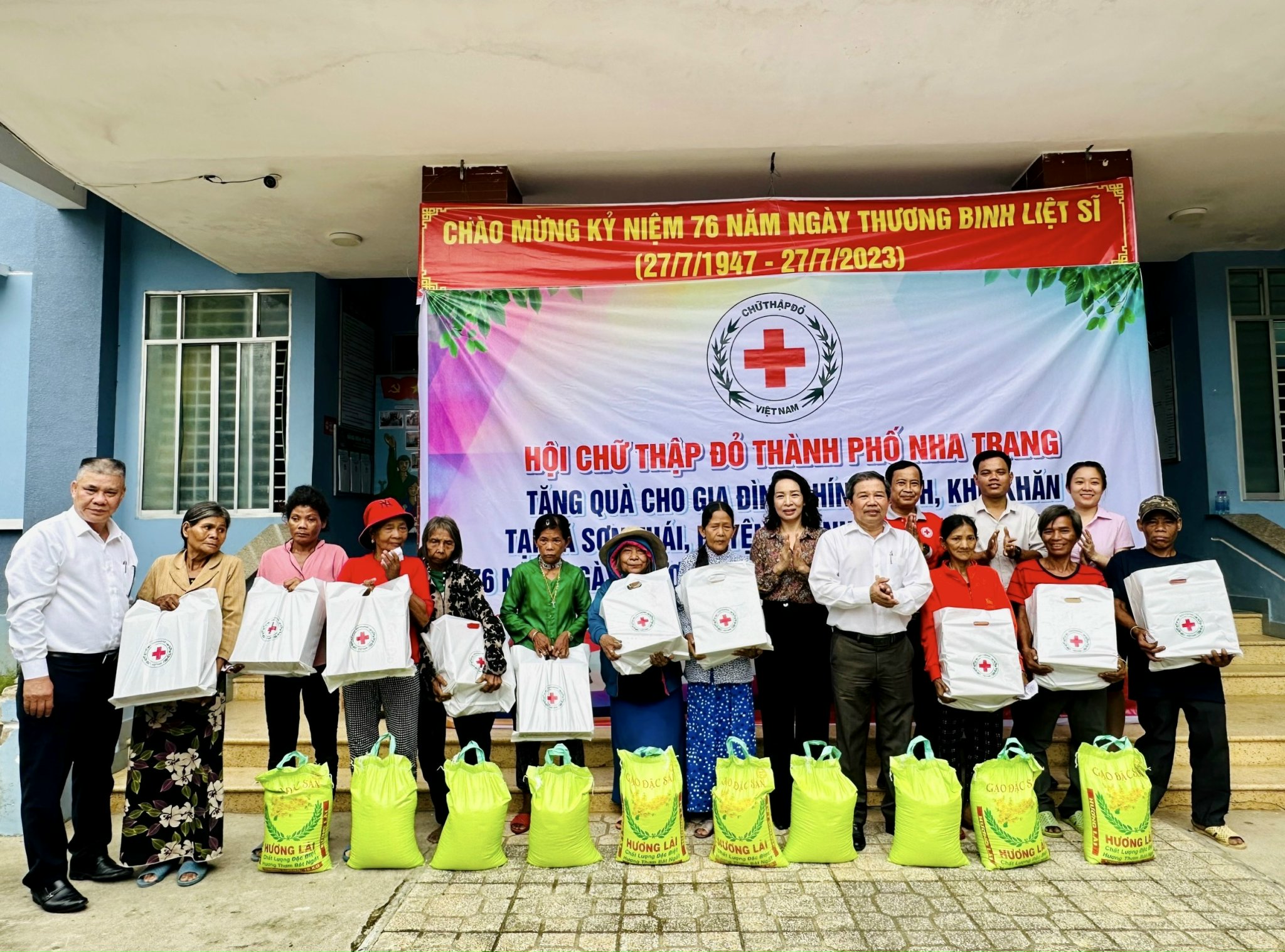 Hội Chữ thập đỏ TP. Nha Trang:: Tặng 100 suất quà cho gia đình chính sách, hộ nghèo, khó khăn