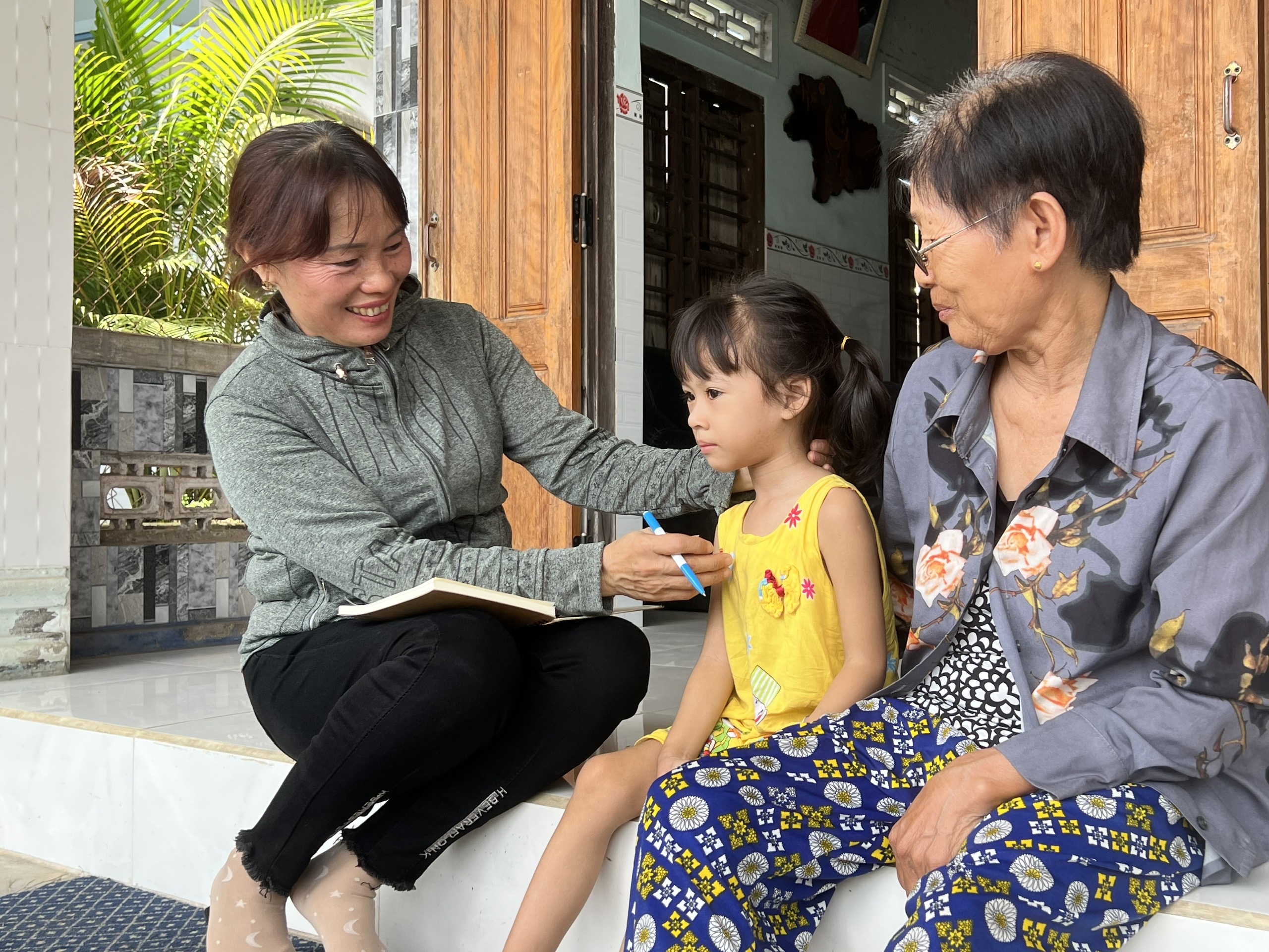 Biết  ở  tổ  dân phố có trẻ mới xuất viện, chị Nguyễn Thị Tuyết Trang tới  thăm  hỏi  