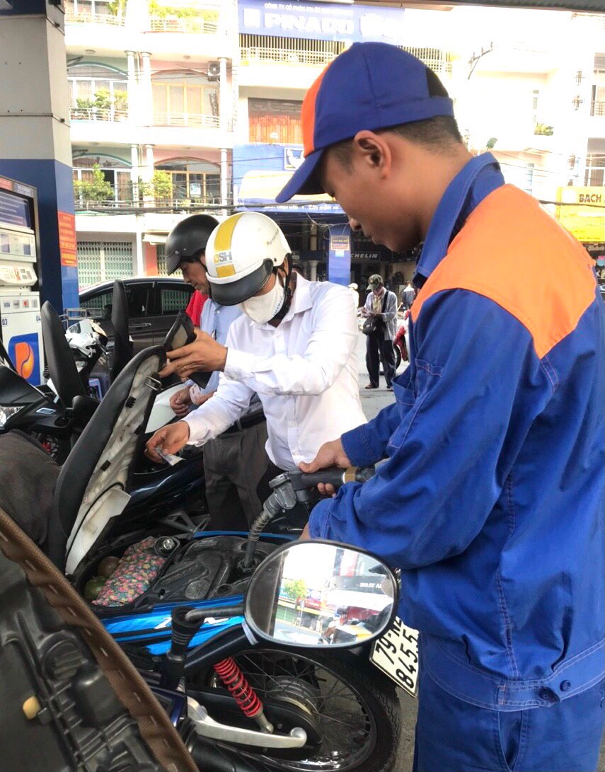 Giá xăng giảm từ 400-590 đồng/lít