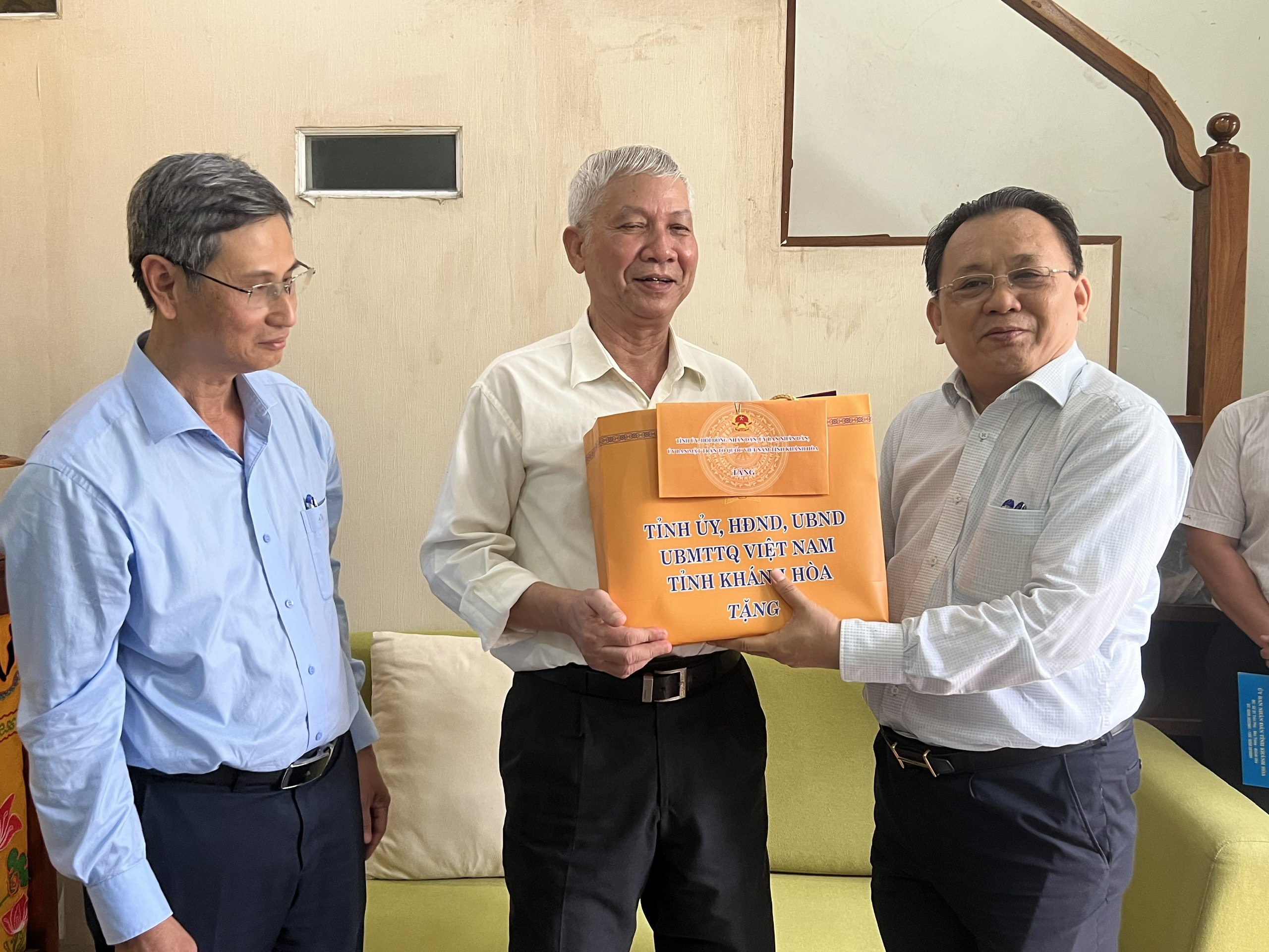 Ông Lê Hữu Hoàng thăm, tặng quà người có công tiêu biểu ở TP. Nha Trang