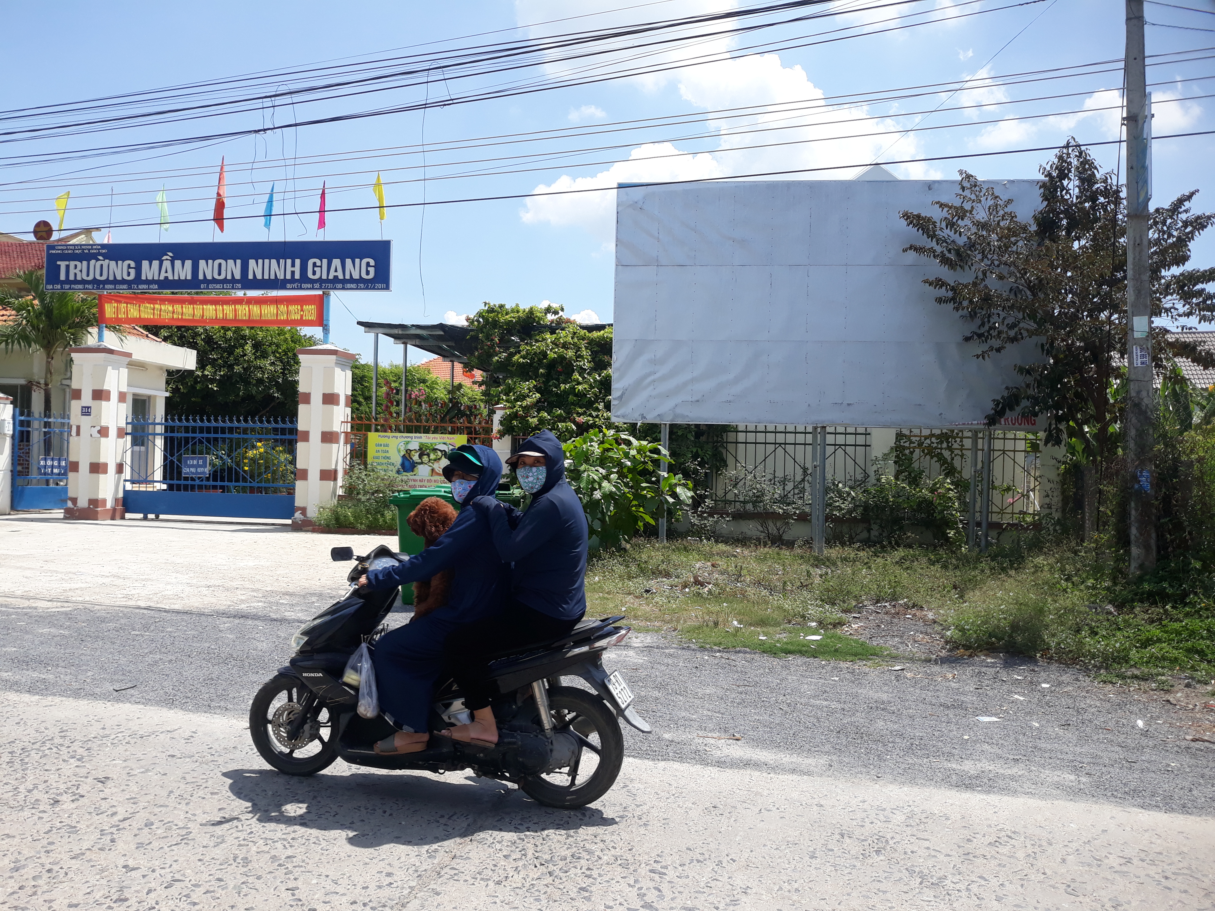 Pa nô tuyên truyền không còn nội dung