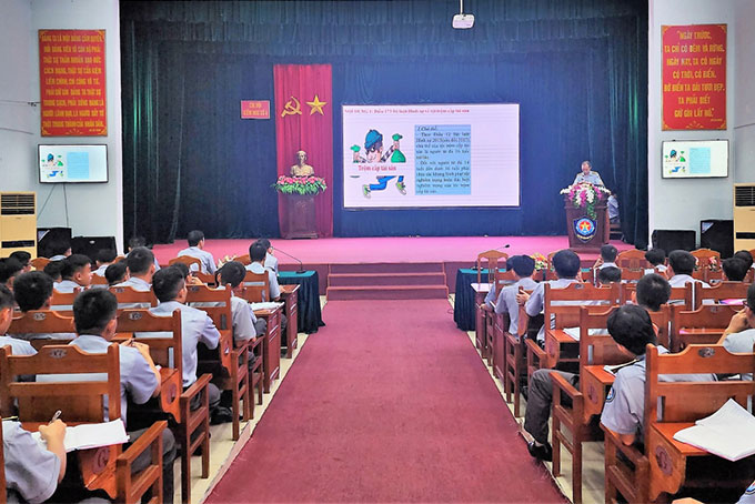 Chi đội Kiểm ngư số 4:: Tuyên truyền phổ biến, giáo dục pháp luật cho gần 200 cán bộ, nhân viên