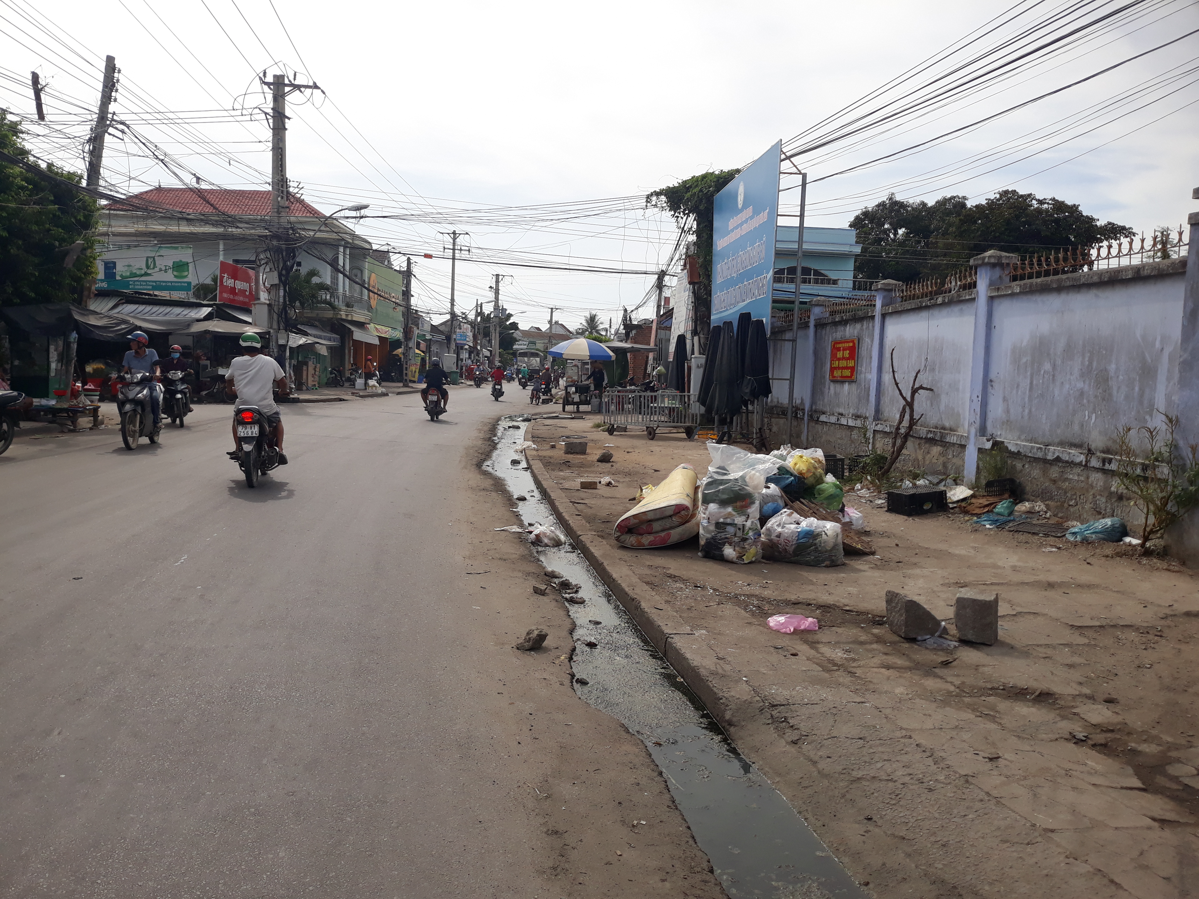 Bỏ rác bừa bãi trên lề đường