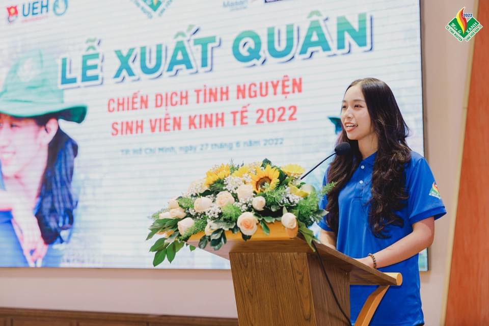 Đảng viên trẻ Đinh Thị Chiêu Thư phát biểu trong lễ xuất quân Chiến dịch tình nguyện sinh viên kinh tế năm 2022