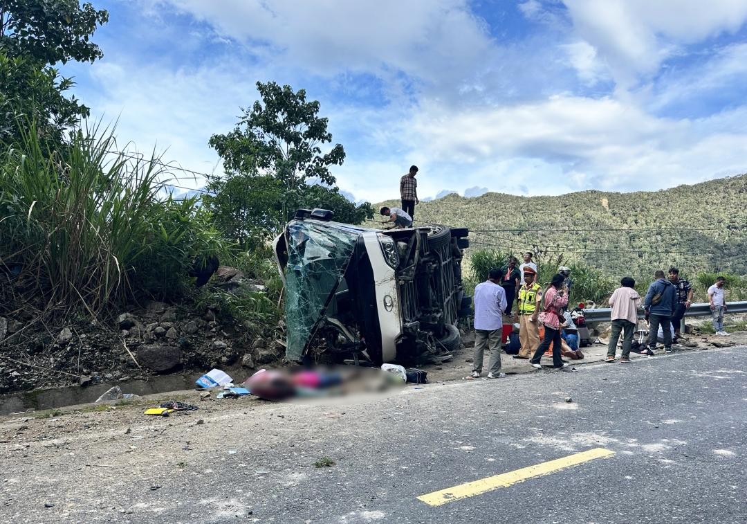 Lật xe khách trên đèo Khánh Lê, 3 người tử vong, nhiều người bị thương