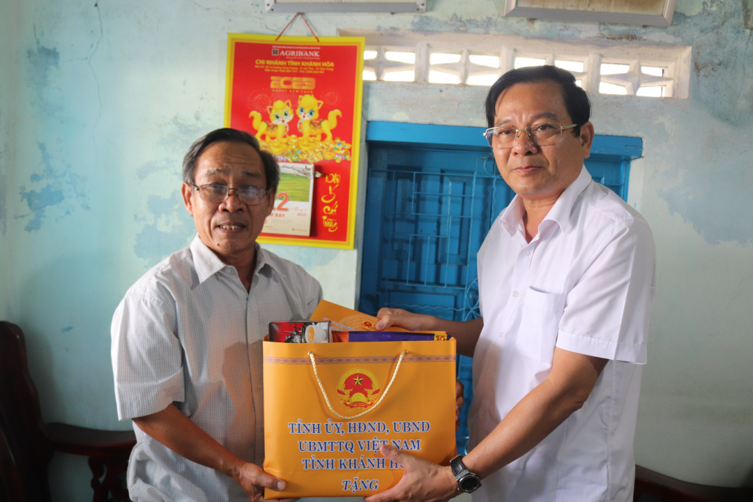 Ông Trần Mạnh Dũng thăm, tặng quà người có công tại thị xã Ninh Hòa