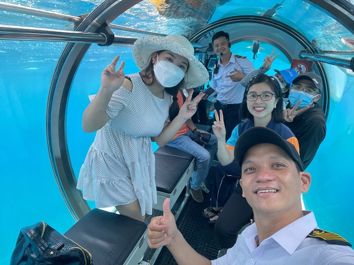 Khách trải nghiệm tàu lặn du lịch của Vinpearl ở vịnh Nha Trang