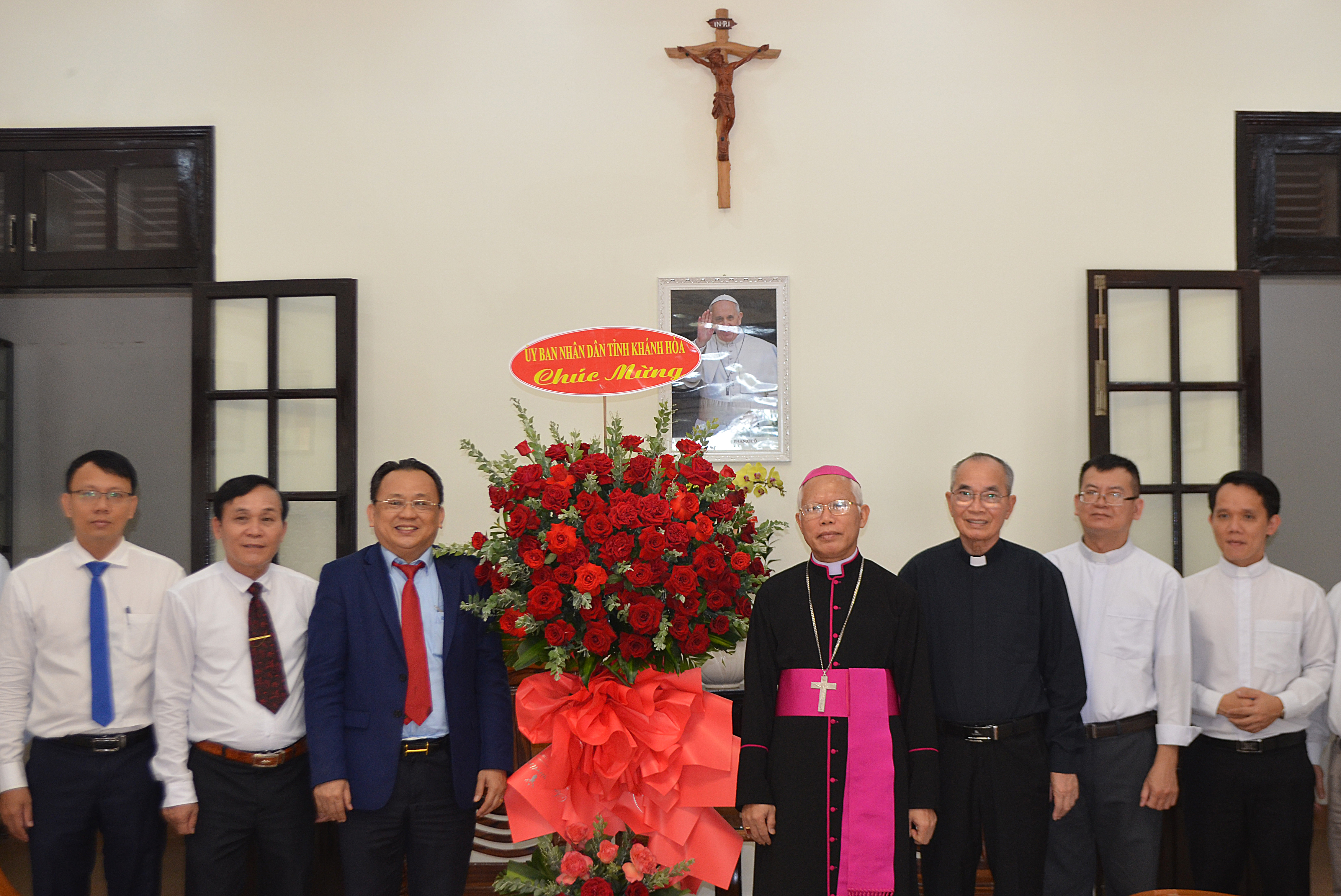 Ông Lê Hữu Hoàng - Phó Chủ tịch Thường trực UBND tỉnh:: Thăm, chúc mừng Giám mục tân cử Giuse Huỳnh Văn Sỹ