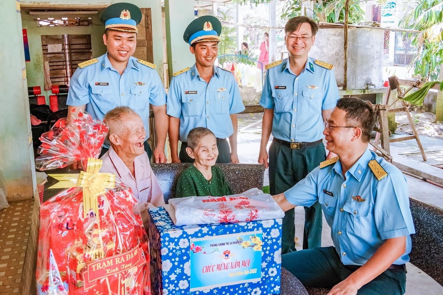 Đoàn công tác của sư đoàn tặng quà cho gia đình có công với cách mạng.