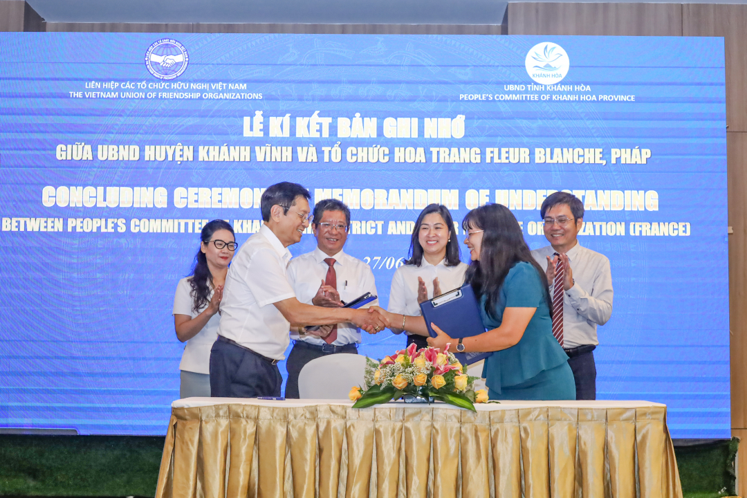 Leaders of Khanh Vinh District Peoples Committee and Pluer Blanche Organization (France) sign a memorandum of understanding on financial aid for a number of projects.