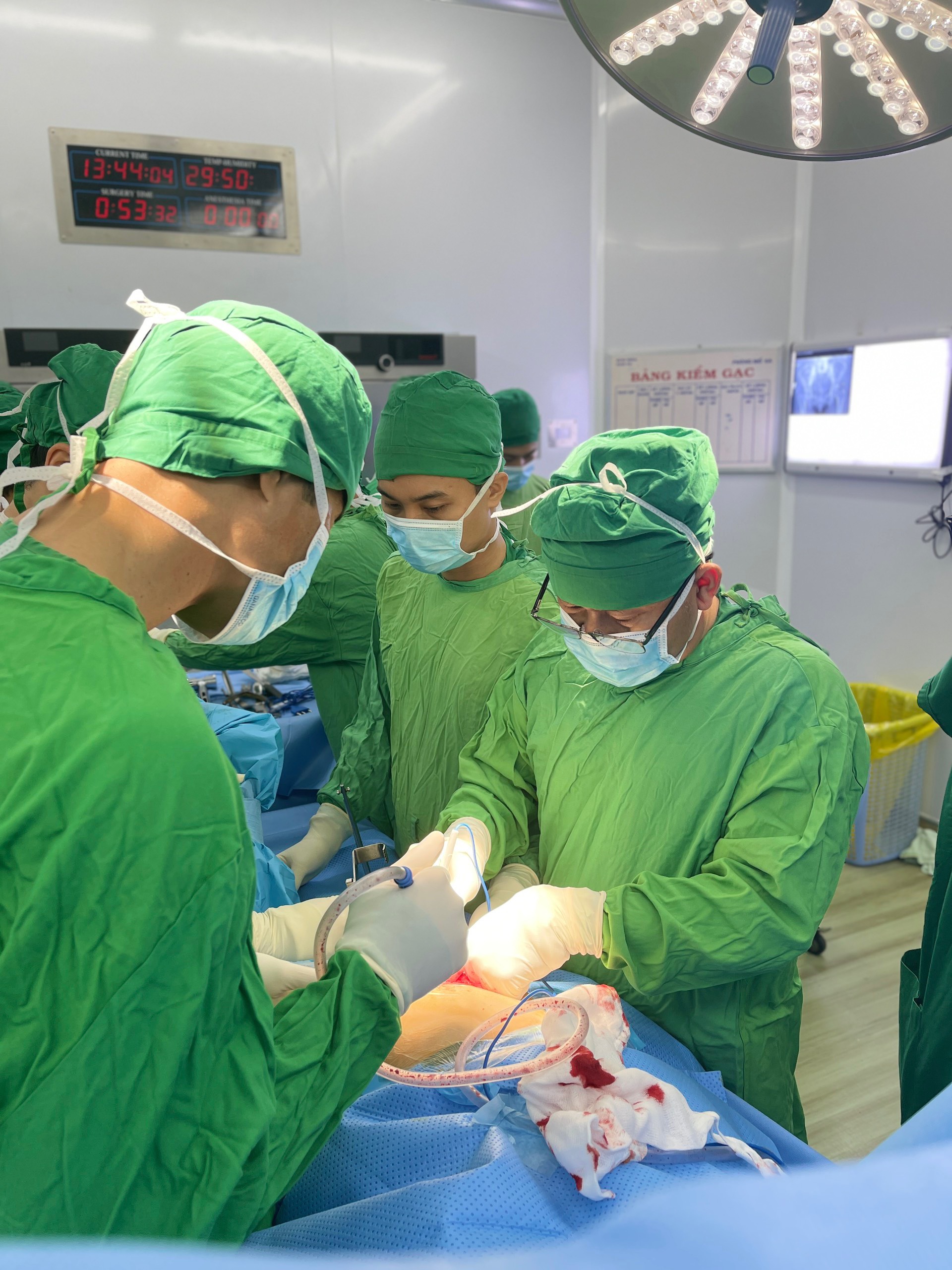 Thực hiện ca phẫu thuật tại Bệnh viện Đa khoa tỉnh