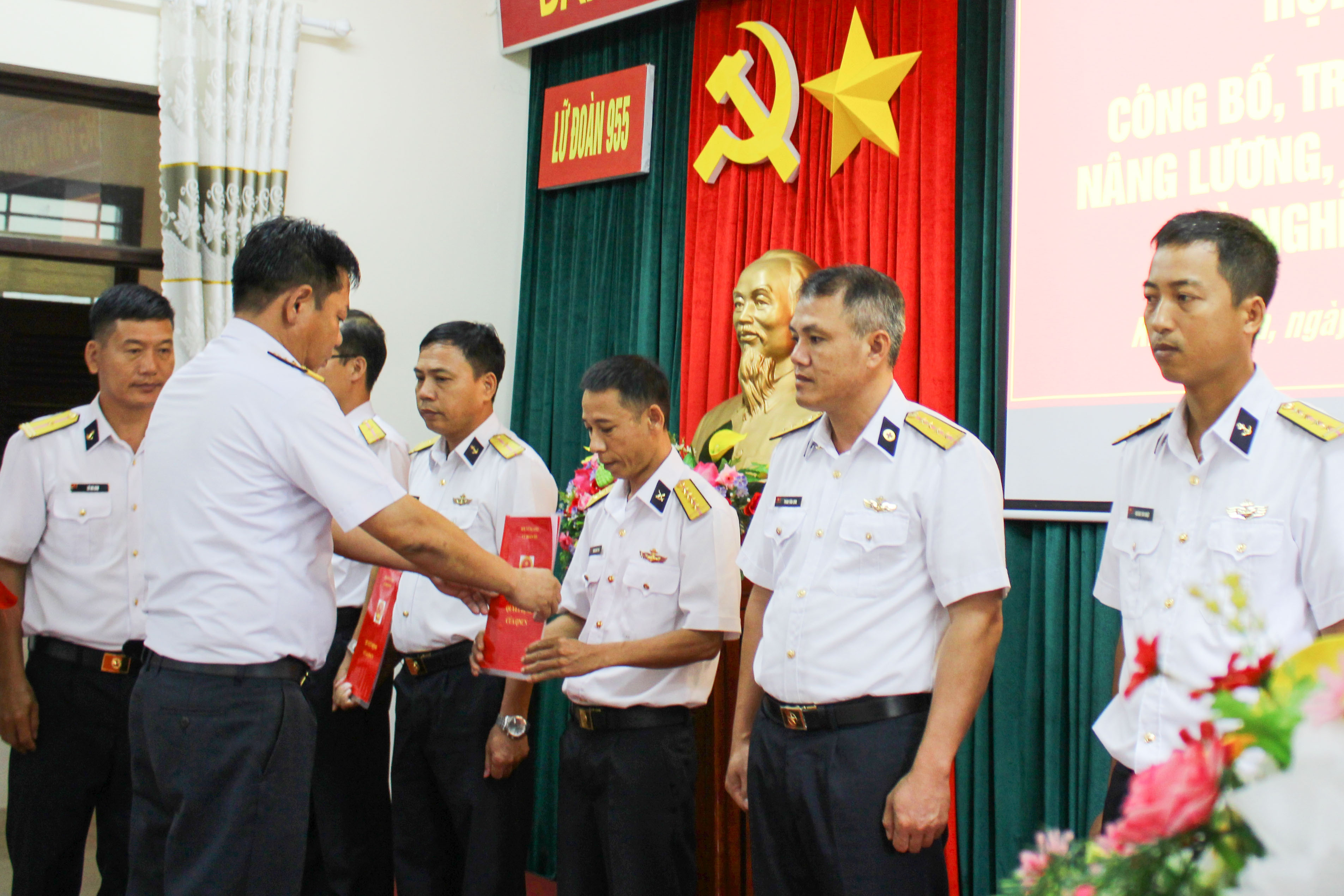 Lữ đoàn 955 trao quyết định thăng quân hàm, nâng lương cho 66 quân nhân chuyên nghiệp