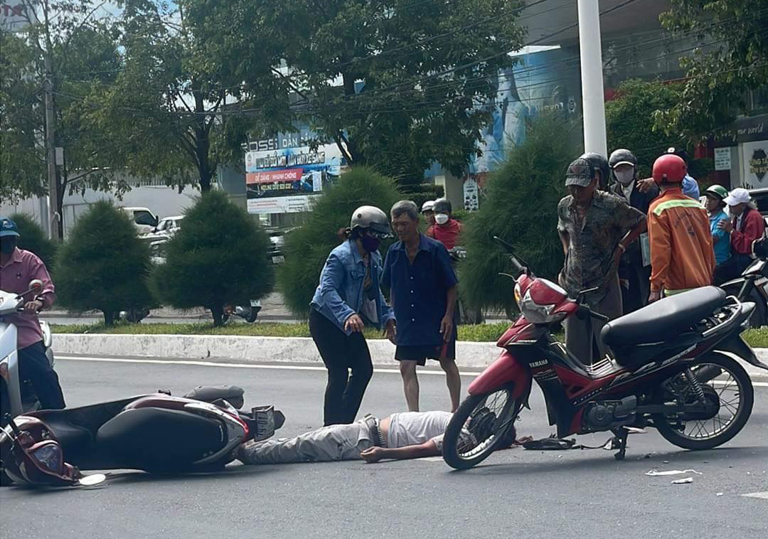 2 xe máy va chạm, 1 người bị thương nặng