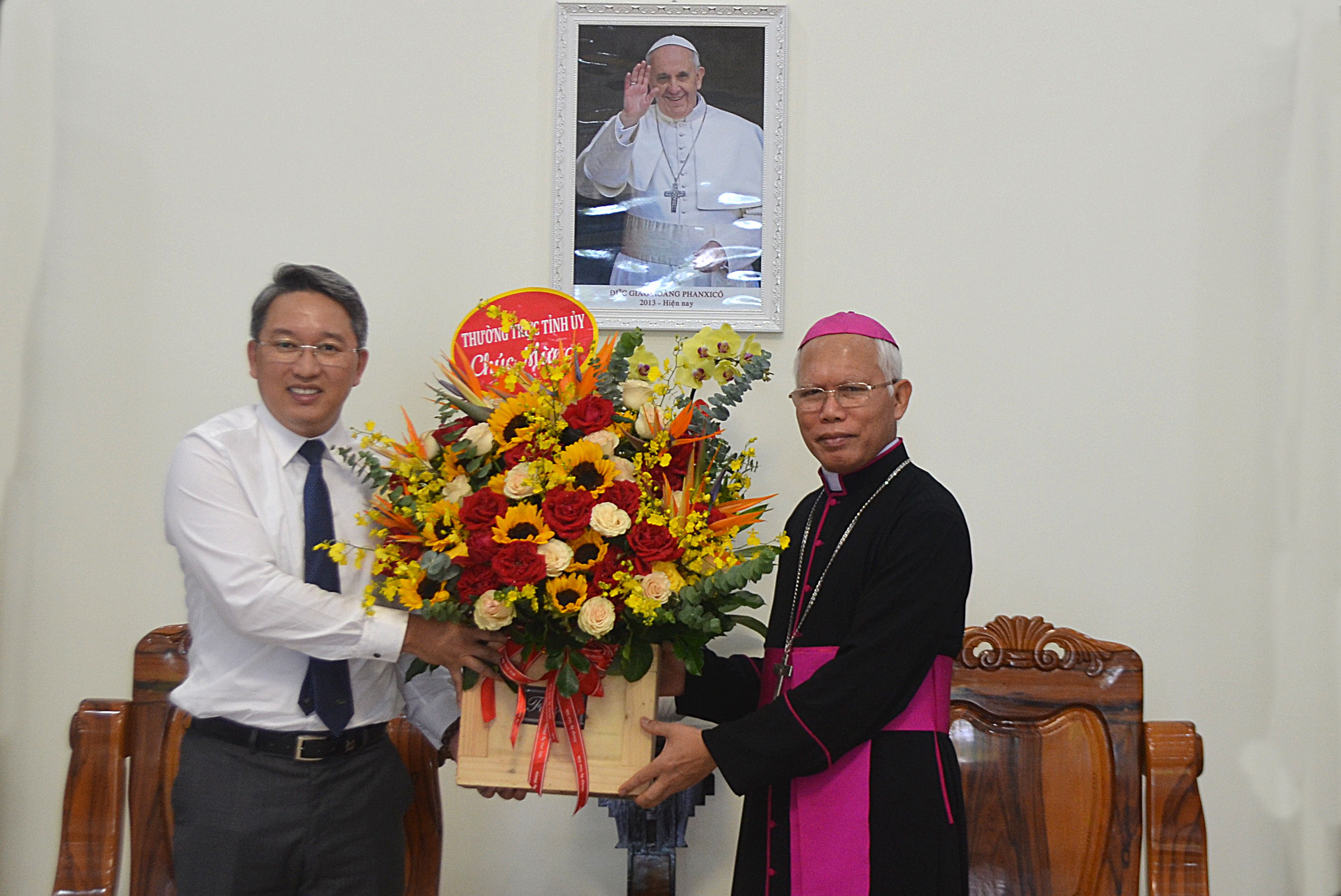 Bí thư Tỉnh ủy Nguyễn Hải Ninh thăm, chúc mừng Giám mục tân cử Giuse Huỳnh Văn Sỹ