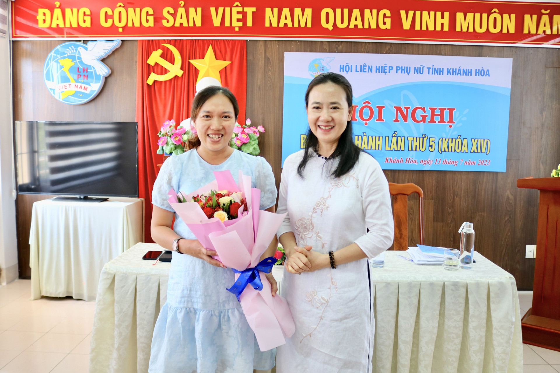 Chị Đoàn Huyền Trang - Chủ tịch Hội LHPN huyện Cam Lâm (bên trái) được bầu tham gia Ban Chấp hành Hội Liên hiệp Phụ nữ tỉnh Khánh Hoà khoá XIV. 