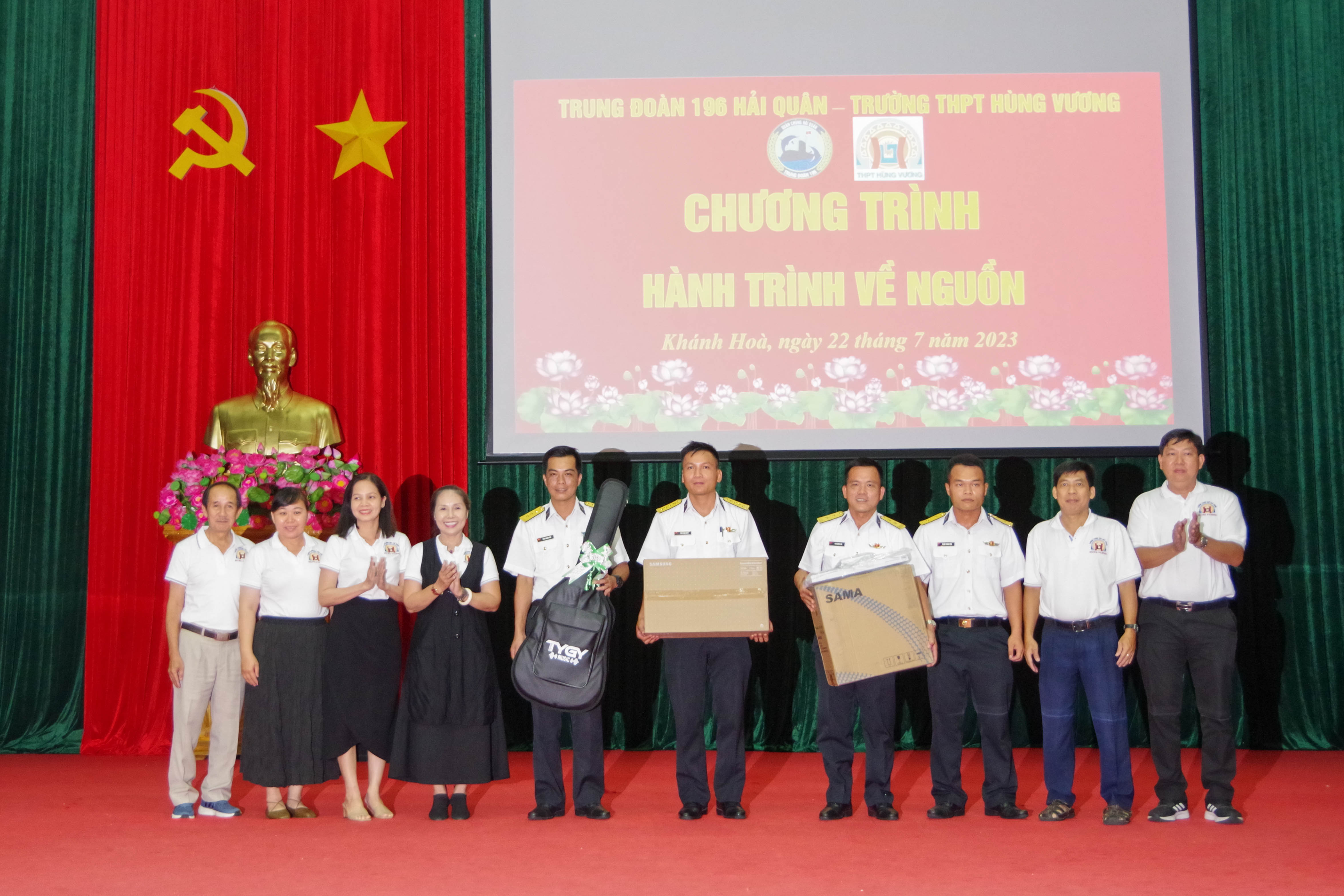 Trung đoàn 196 phối hợp tổ chức chương trình “Hành trình về nguồn”