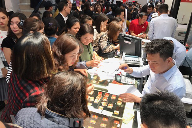 Giá vàng SJC đi ngang, tỷ giá trung tâm giảm 90 đồng so với đầu tuần