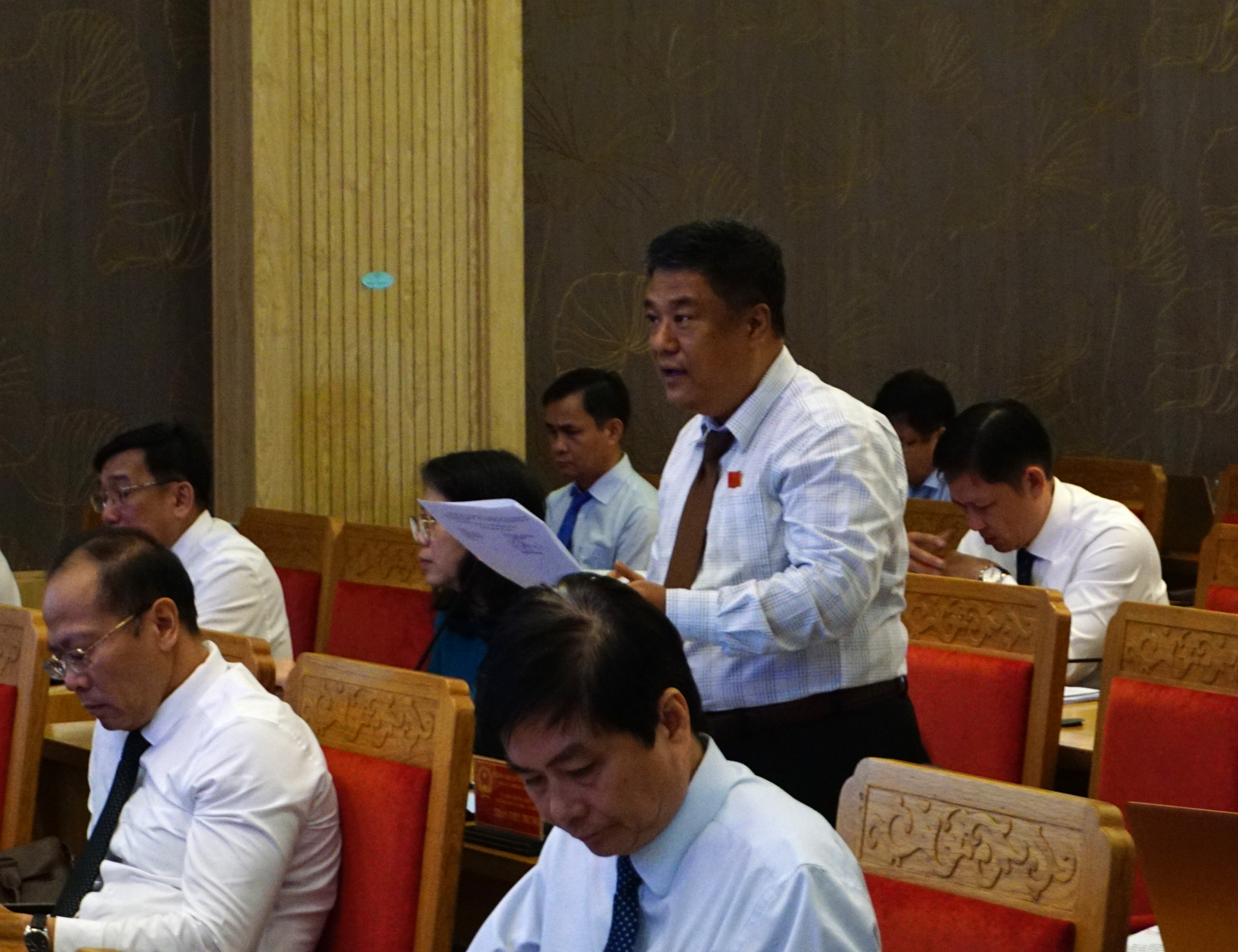 Đại biểu Trần Việt Trung - Trưởng Ban Văn hóa - Xã hội HĐND tỉnh thảo luận trước khi biểu quốc thông qua nghị quyết tại kỳ họp