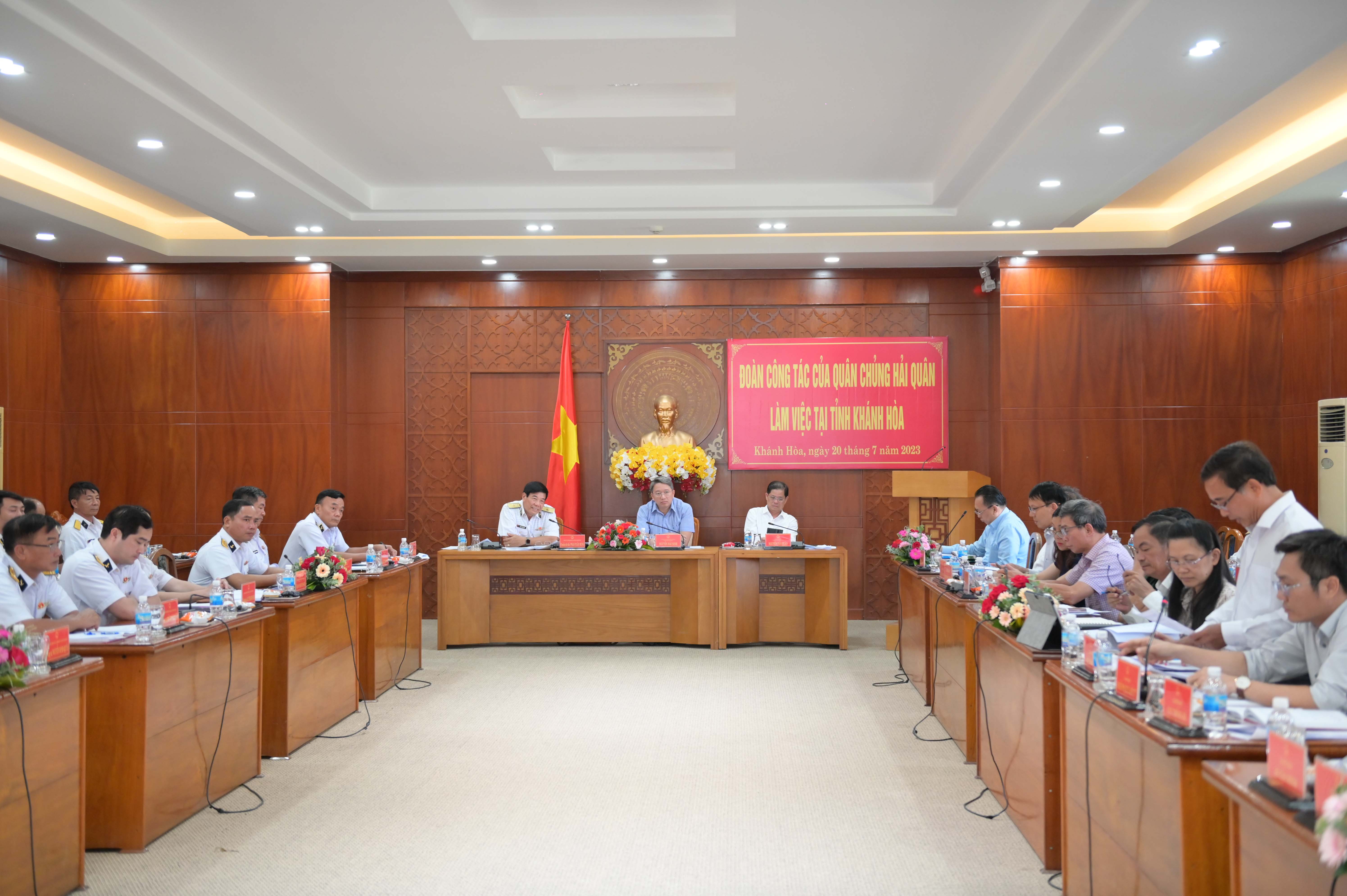 Lãnh đạo tỉnh Khánh Hòa làm việc với Quân chủng Hải quân