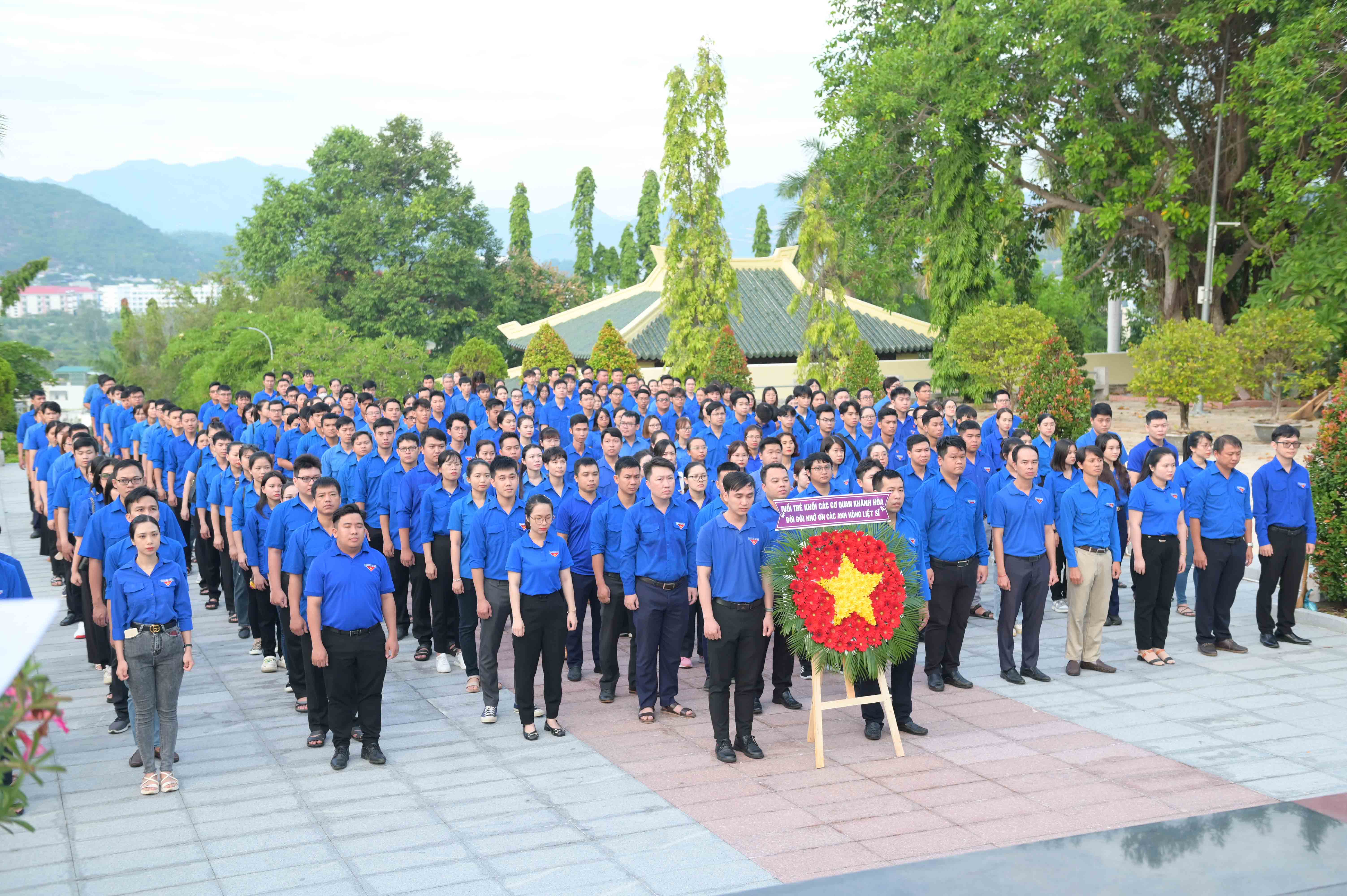 Hơn 500 đoàn viên, thanh niên dâng hương, dọn vệ sinh nghĩa trang liệt sĩ Hòn Dung