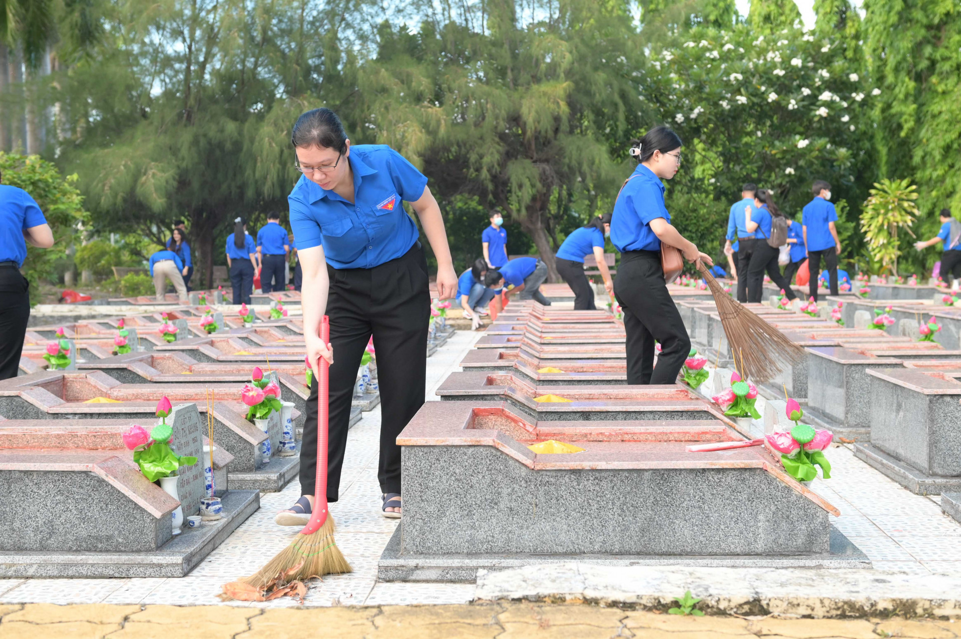 Các đoàn viên, thanh niên tham gia dọn vệ sinh môi trường tại nghĩa trang liệt sĩ Hòn Dung.