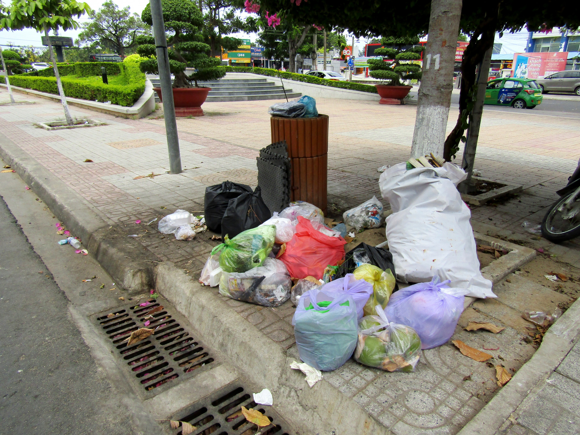 Vứt rác bừa bãi ra nơi công viên.