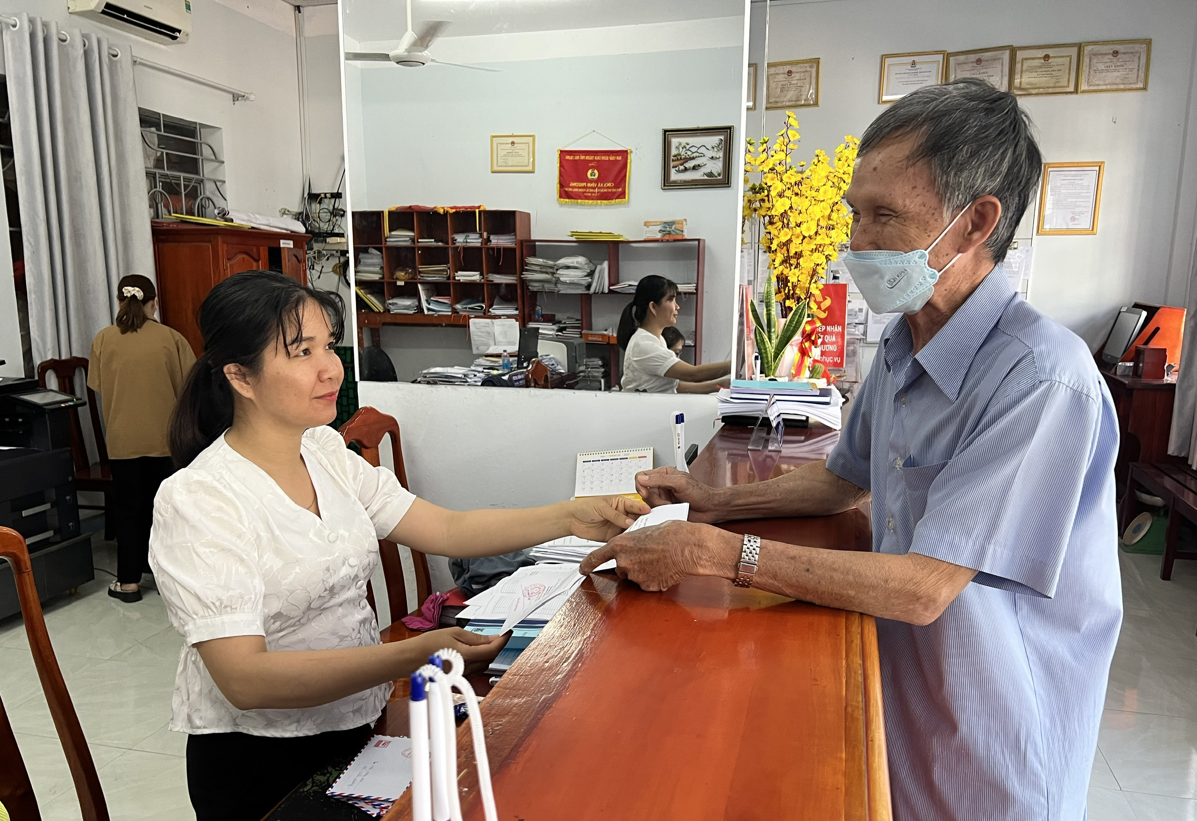 Giao dịch tại bộ phận một cửa UBND xã Vĩnh Phương.
