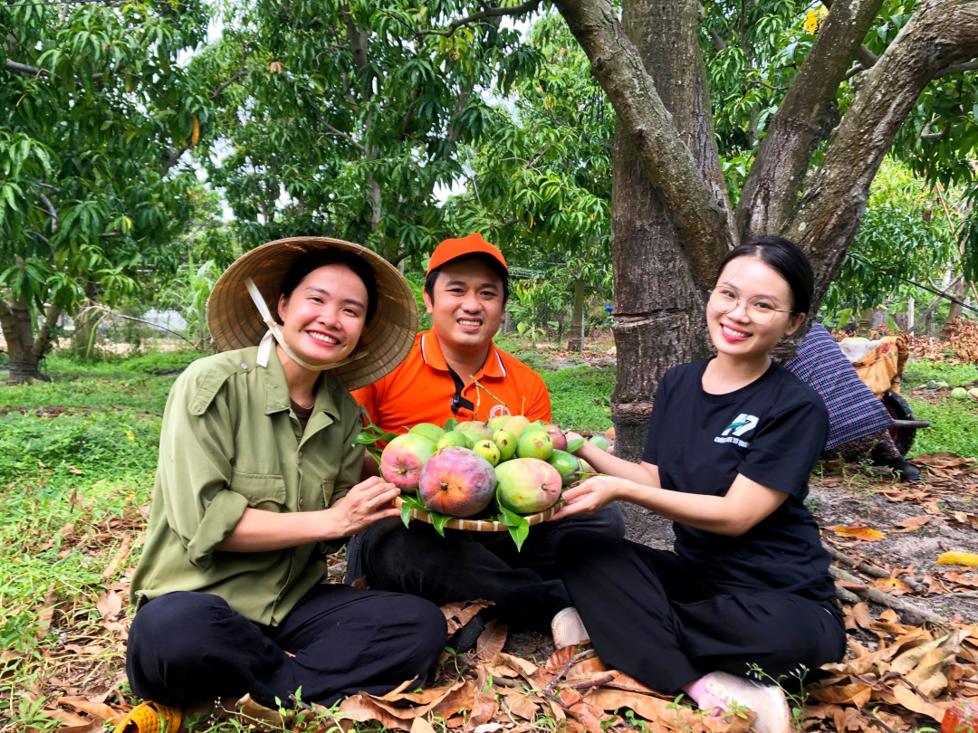 Visitors experience the garden tourism products of Cam Lam farmers in May 2023. Photo: Camlamonline