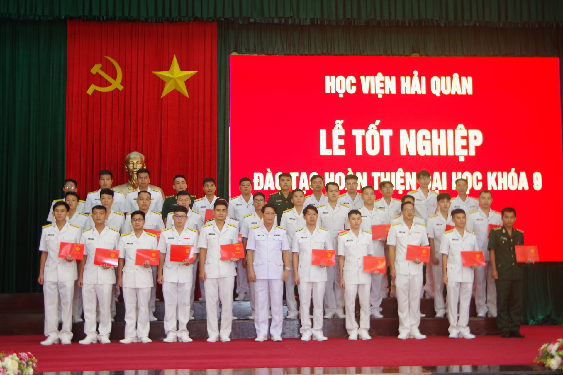 Lãnh đạo Học viện Hải quân trao bằng tốt nghiệp cho các học viên.