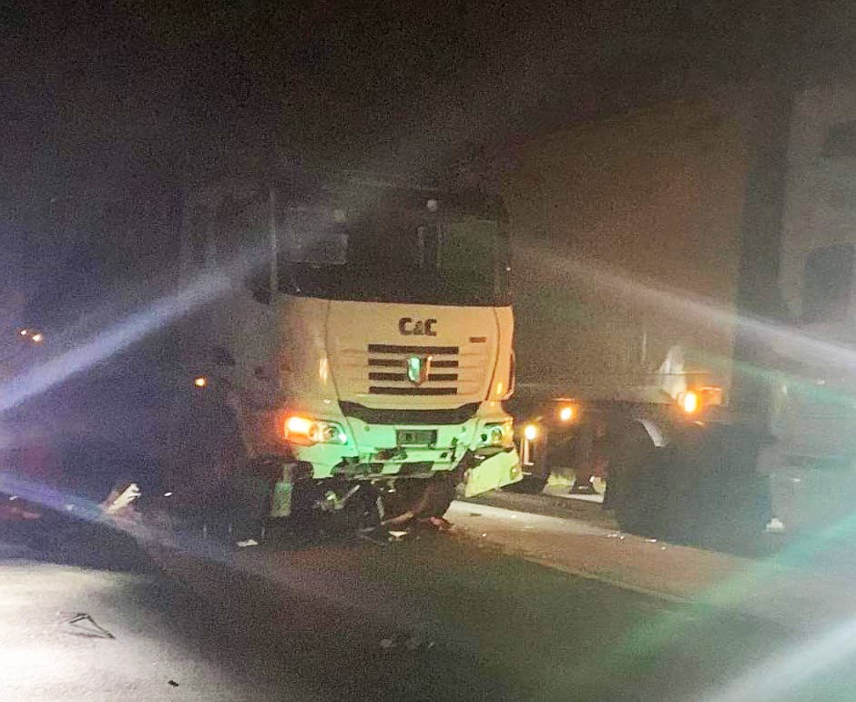 Tông vào xe đầu kéo, 2 thanh niên tử nạn