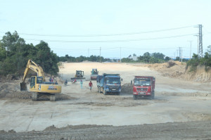 Vạn Ninh: Xe chở đất đá quá tải ngang nhiên lưu thông