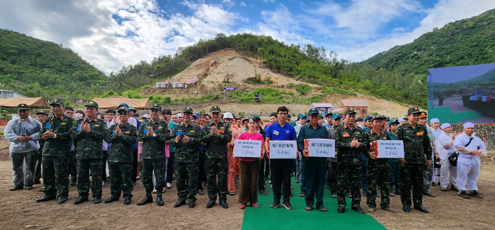 Lãnh đạo tỉnh Khánh Hòa và TP. Nha Trang tặng quà cho lực lượng tham gia thực binh phòng thủ dân sự.