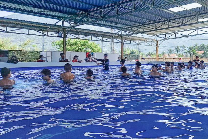 Nhà thiếu nhi huyện Vạn Ninh: Khai giảng lớp dạy bơi miễn phí cho trẻ em khó khăn