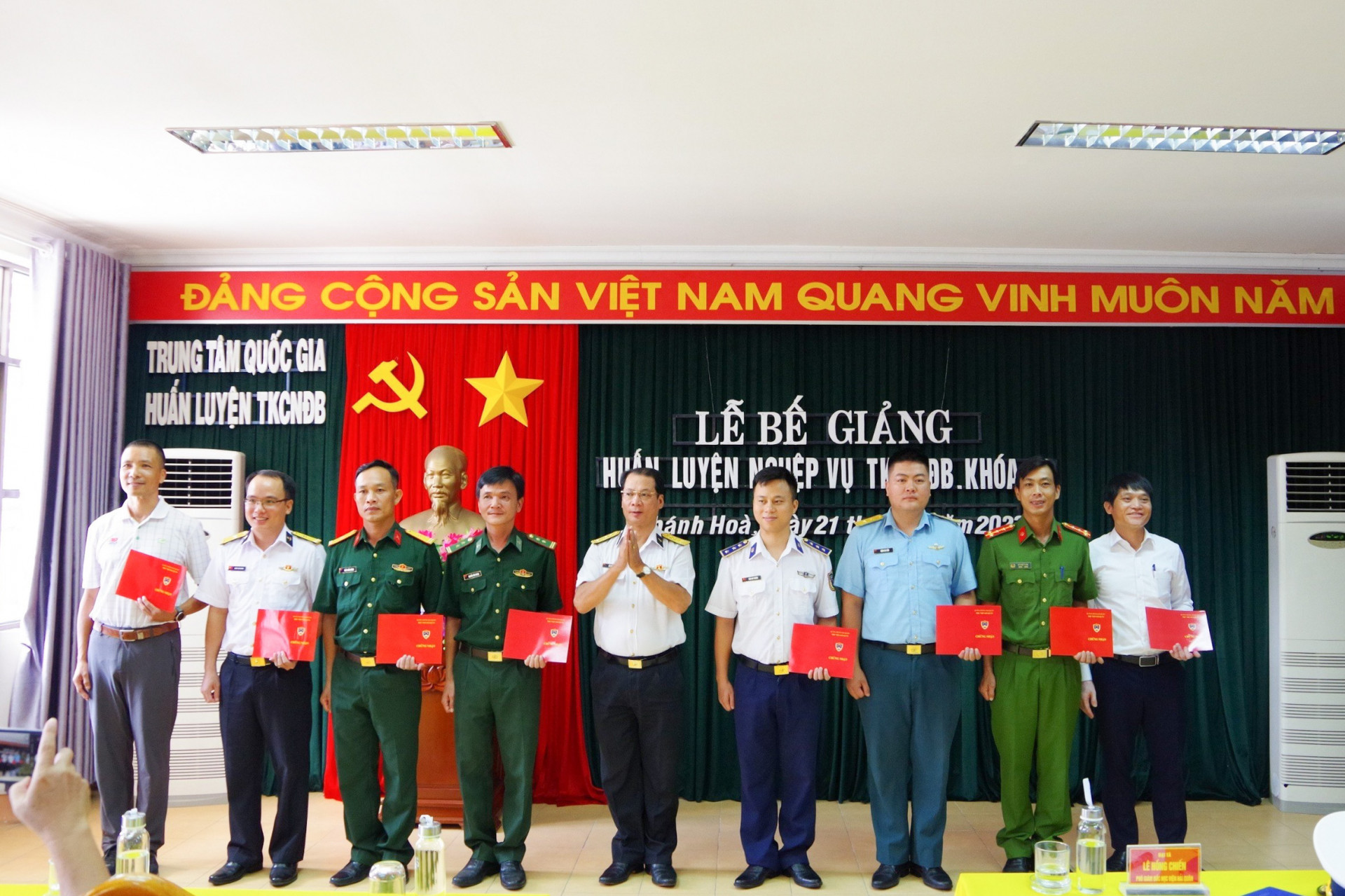 Lãnh đạo Học viện Hải quân trao chứng nhận hoàn thành khoá tập huấn cho học viên.