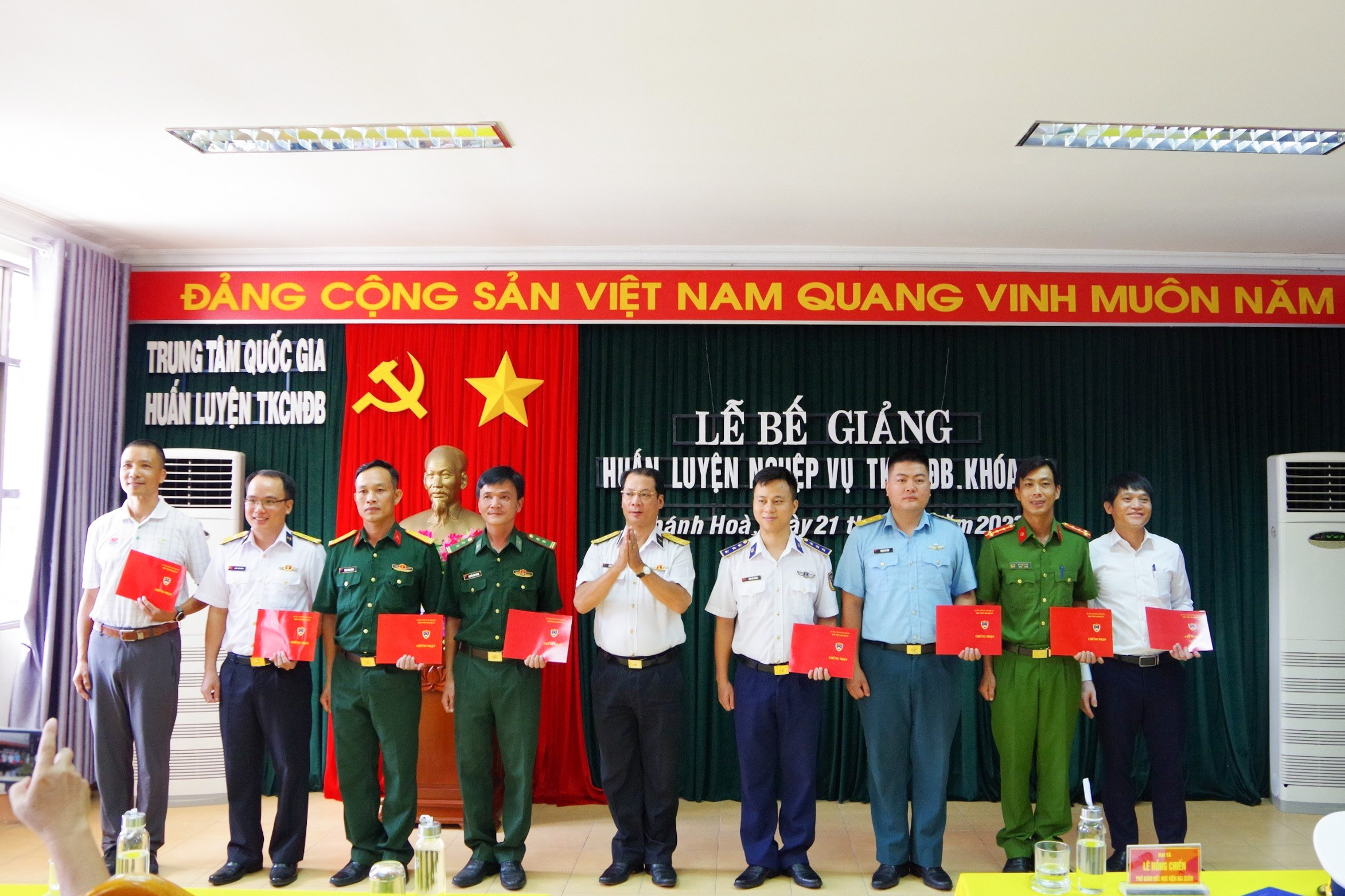 Học viện Hải quân: Bế giảng lớp huấn luyện nghiệp vụ tìm kiếm cứu nạn đường biển khóa 53