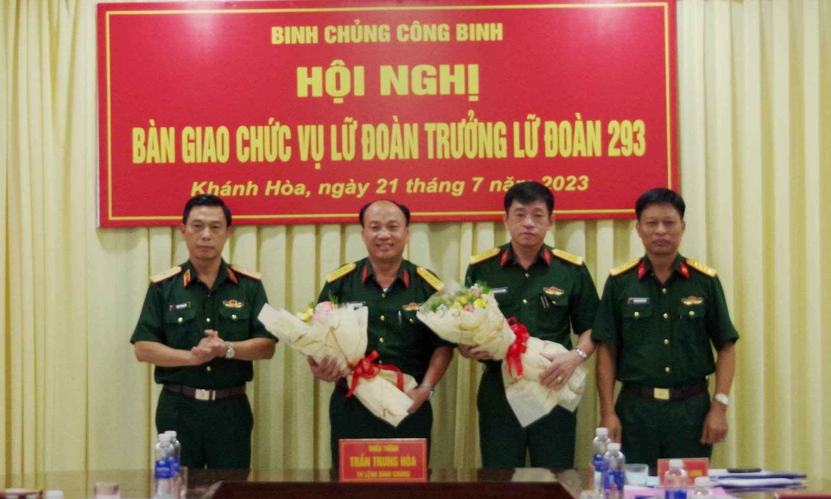 Lãnh đạo Binh chủng Công binh tặng hoa chúc mừng các đồng chí được bổ nhiệm chức vụ mới.