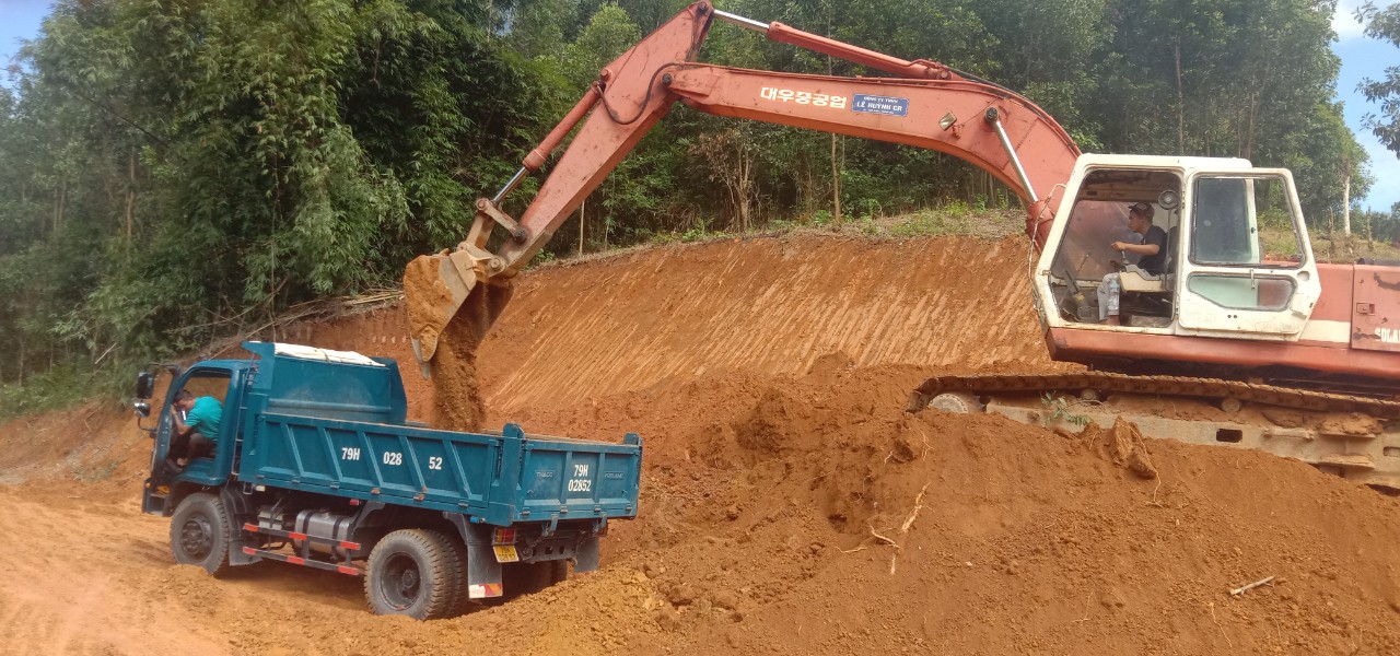 Thi công tuyến đường thôn Tha Mang đi thôn Tà Lương.