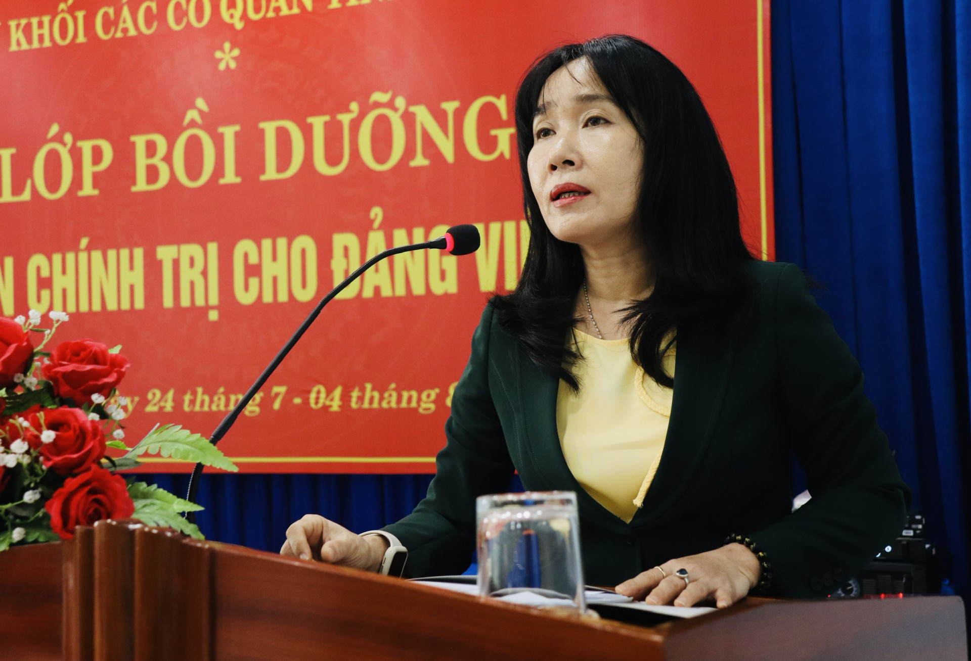 Đồng chí Nguyễn Thị Bích Liên - Phó Bí thư tTường trực Đảng ủy Khối phát biểu khai mạc